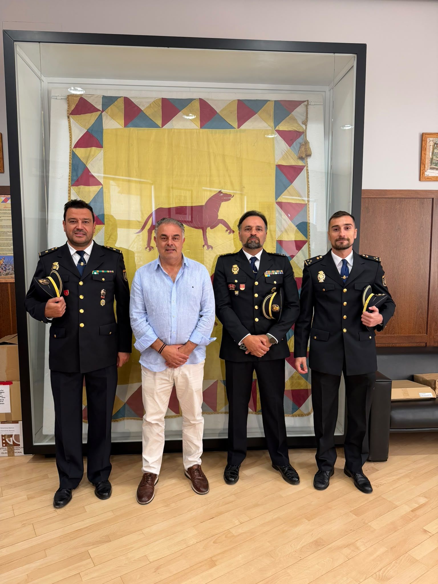 El alcalde de Astorga, José Luis Nieto, recibiendo a las nuevas incorporaciones. | L.N.C.