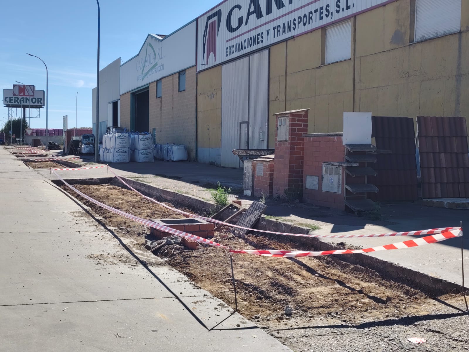 Obras en marcha en el polígono industrial que defiende el Ayuntamiento. | L.N.C.