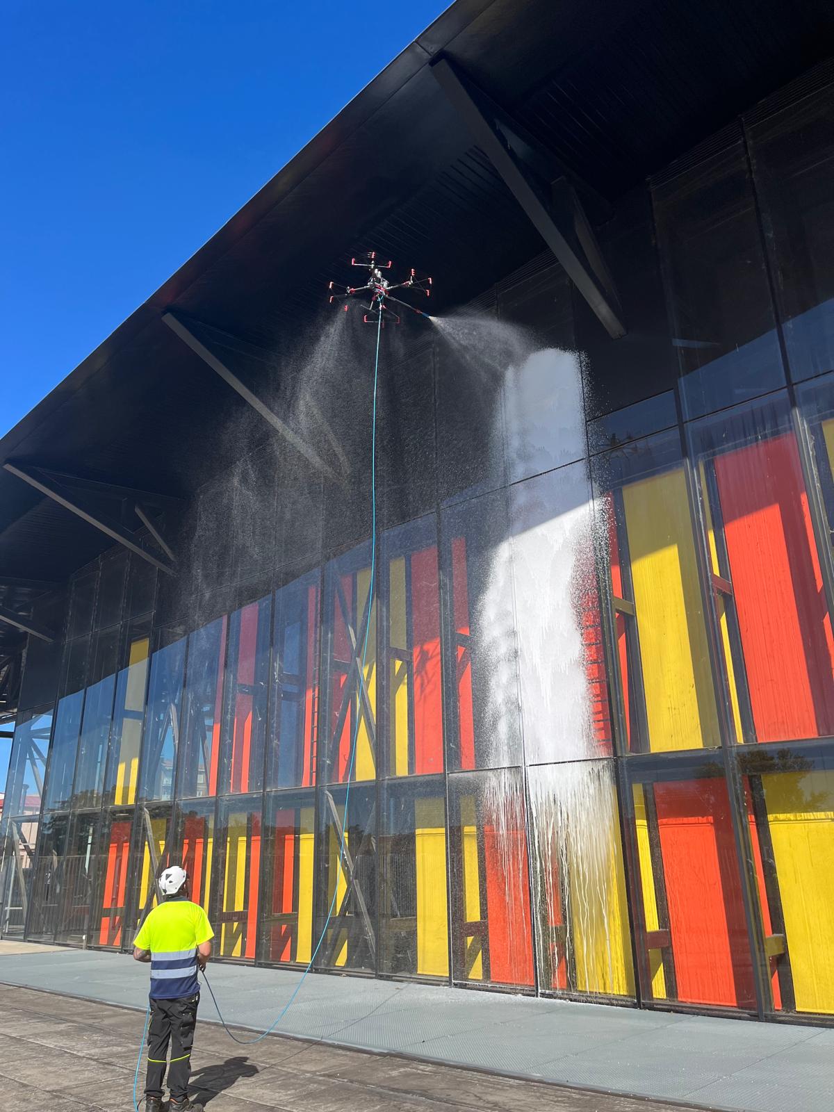 Un instante de la limpieza de las cristaleras del Palacio de Exposiciones con un dron