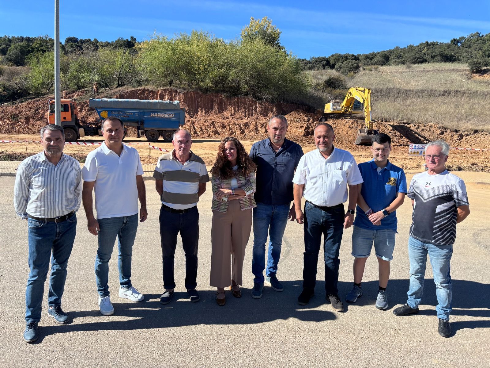 Primeros movimientos de tierras en las parcelas cedidas por el Ayuntamiento de Bembibre. | JAVIER FERNÁNDEZ