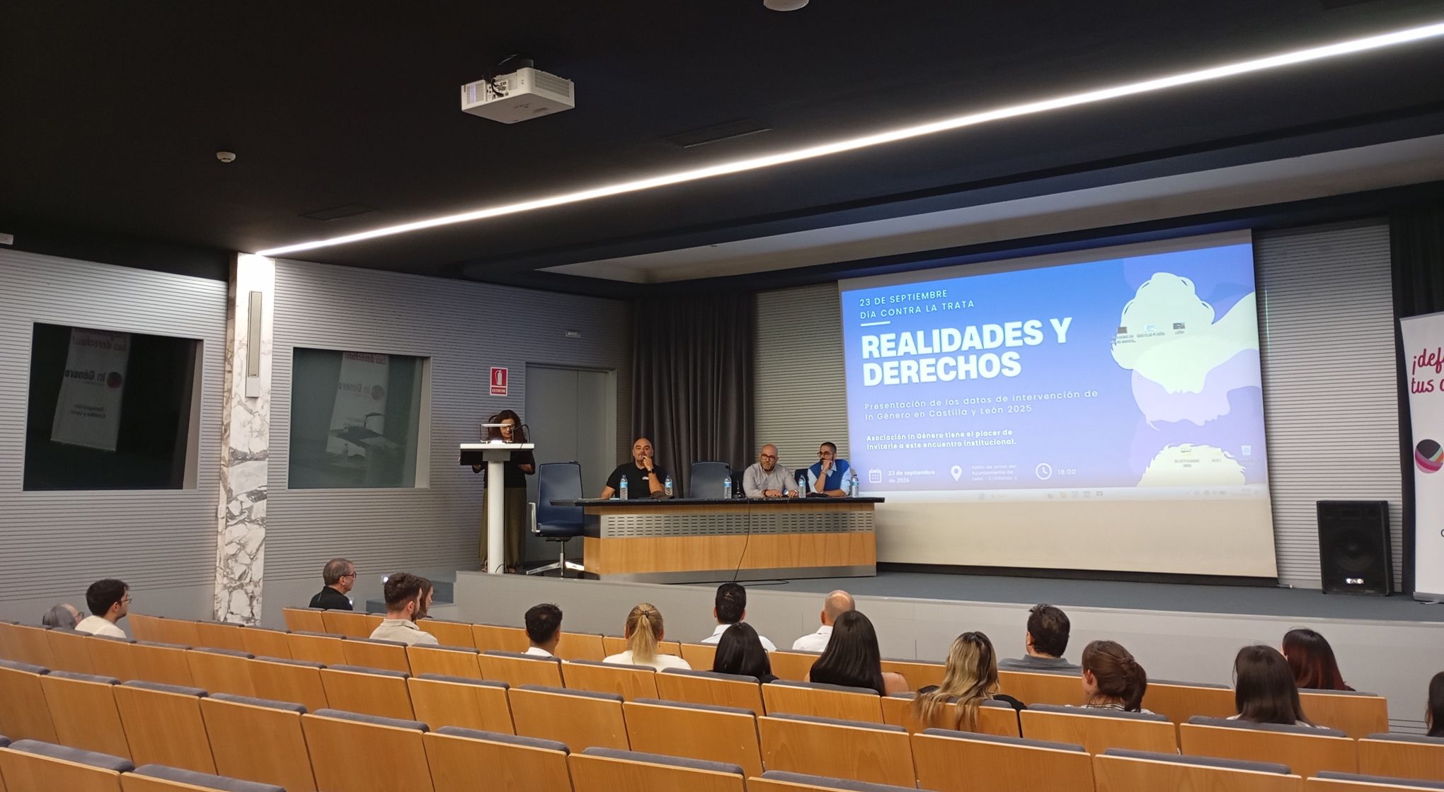 Un instante del acto celebrado ayer en el salón de actos del Ayuntamiento de León. | L.N.C. Un instante del acto celebrado ayer en el salón de actos del Ayuntamiento de León. | L.N.C.