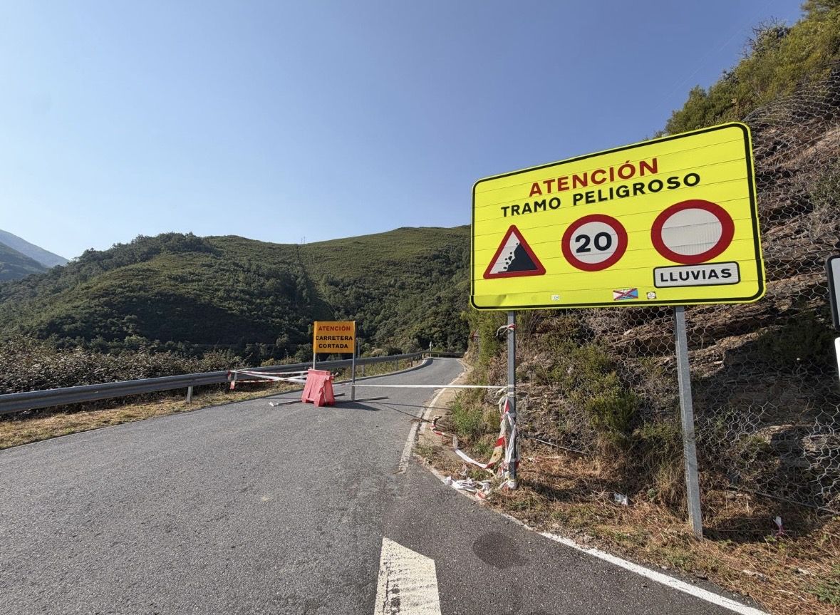 La carretera de Peñalba de Santiago permanece cortada desde las tormentas de verano. | SAÚL ARÉN