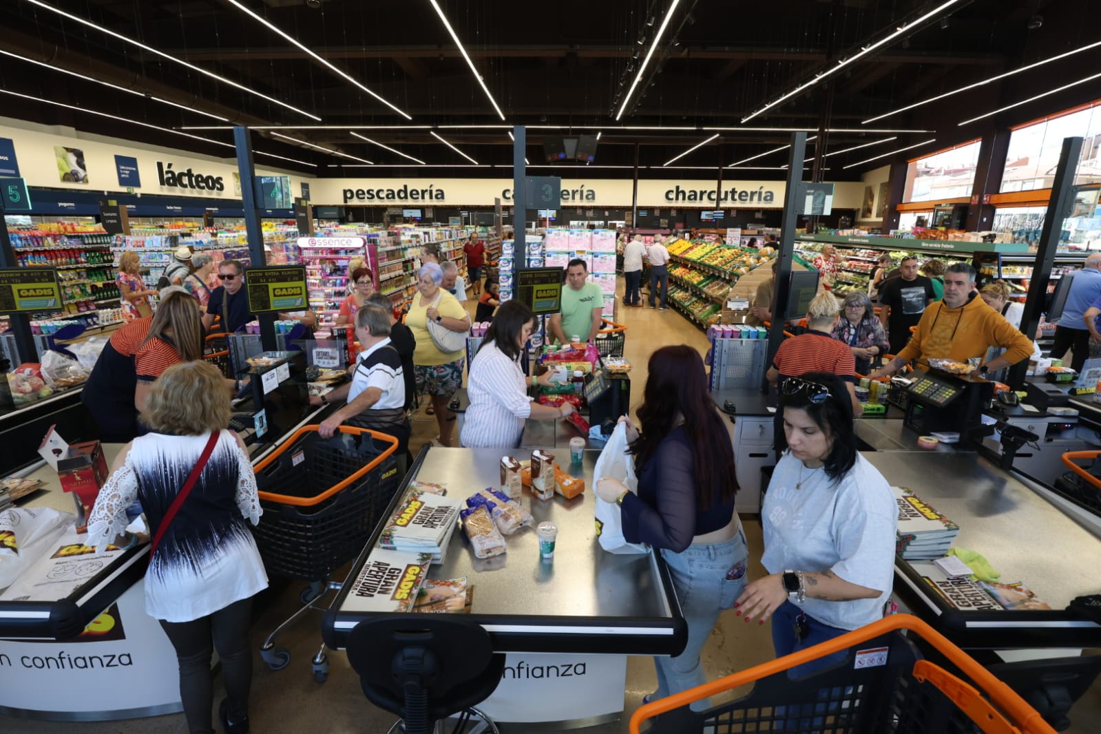 Imagen del interior del supermercado Gadis de Navatejera. | FERNANDO OTERO