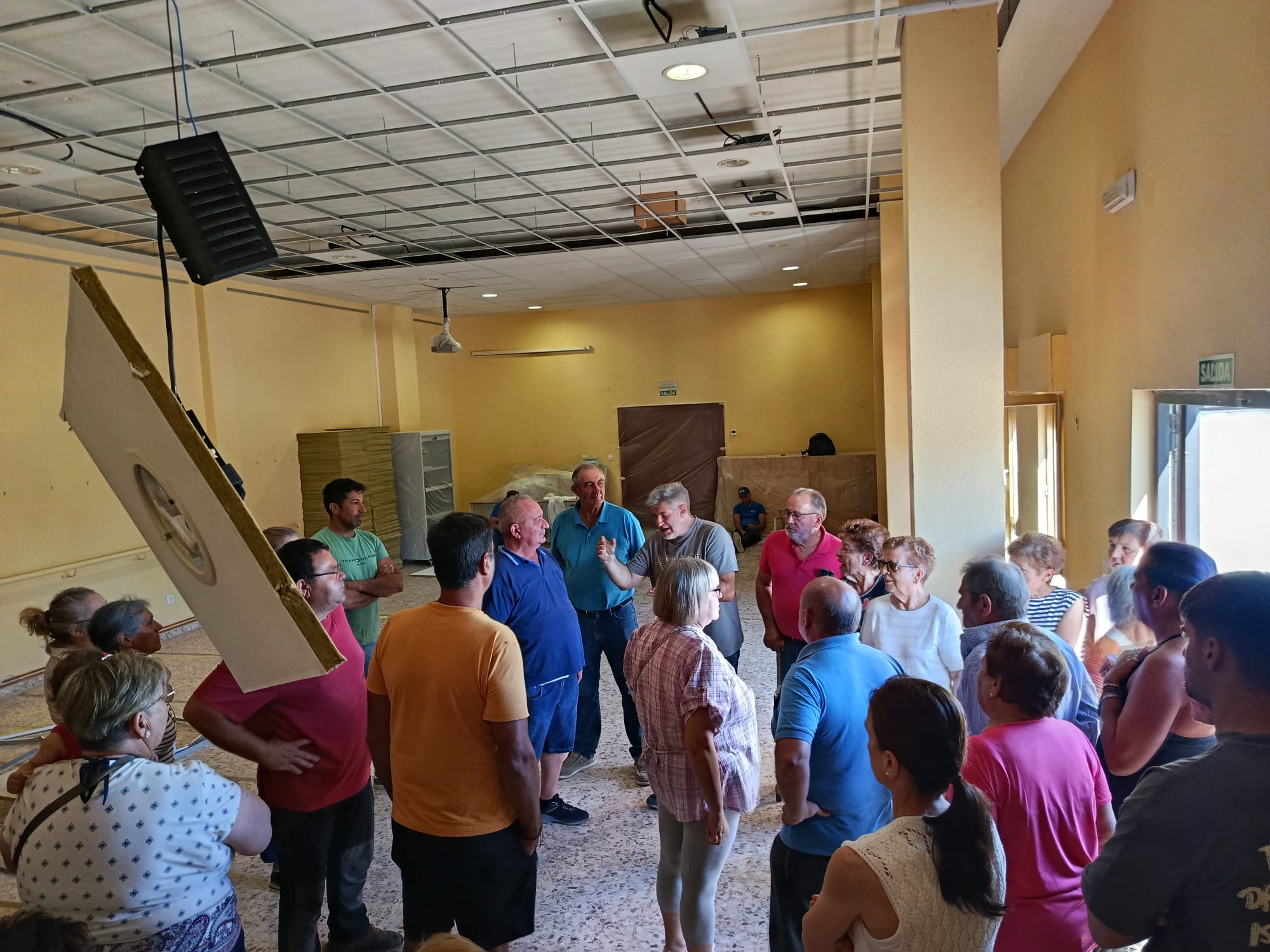 Los vecinos de Valdefuentes del Páramo impidiendo este jueves el comienzo de las obras. | L.N.C.