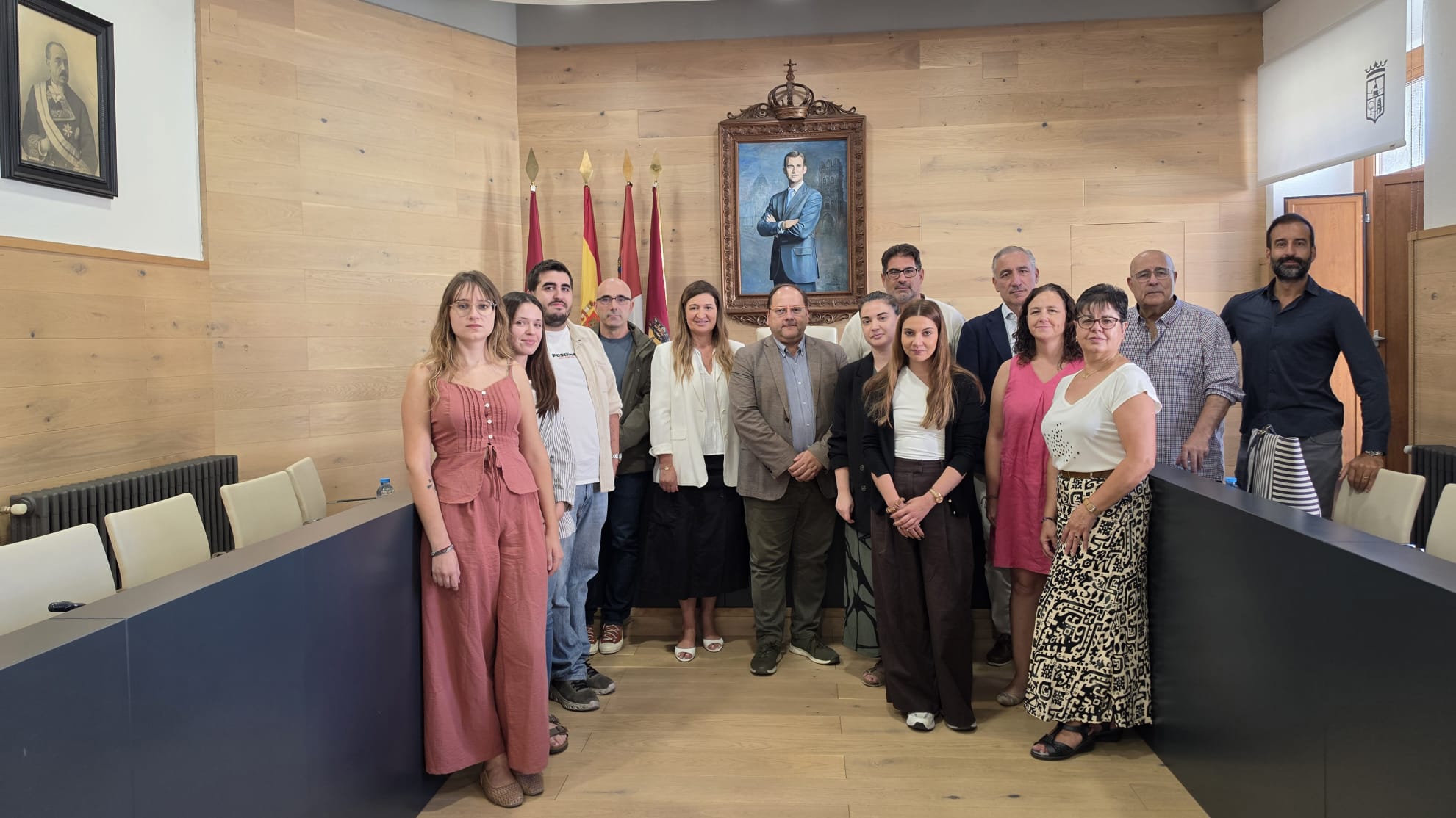 Foto de familia de los participantes en el encuentro en el Ayuntamiento bañezano. | L.N.C.