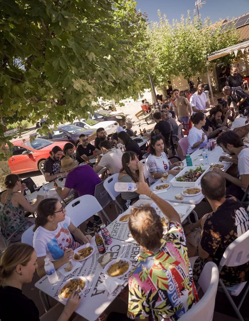 Una comida popular que congregó a artistas y vecinos durante la última edición del festival.@SUCOARTFEST Una comida popular que congregó a artistas y vecinos durante la última edición del festival.@SUCOARTFEST