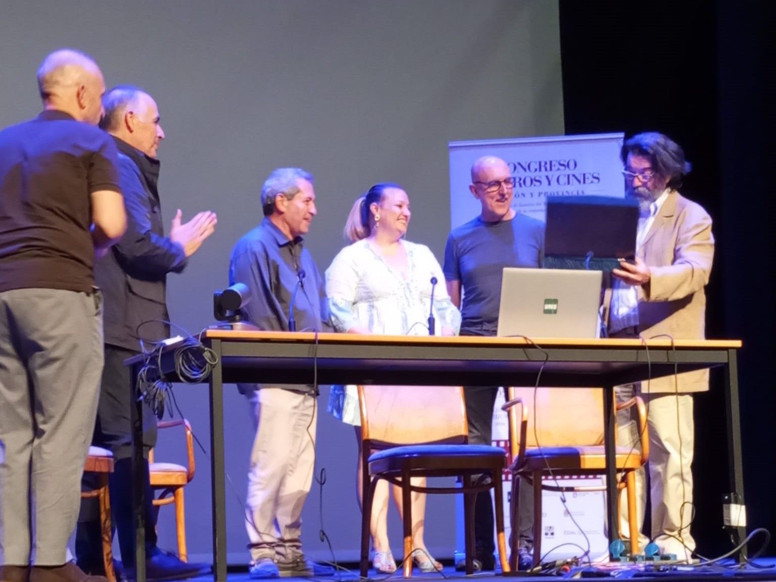 Entrega de la placa al finalizar el congreso. | GREGORIO E. LOBATO