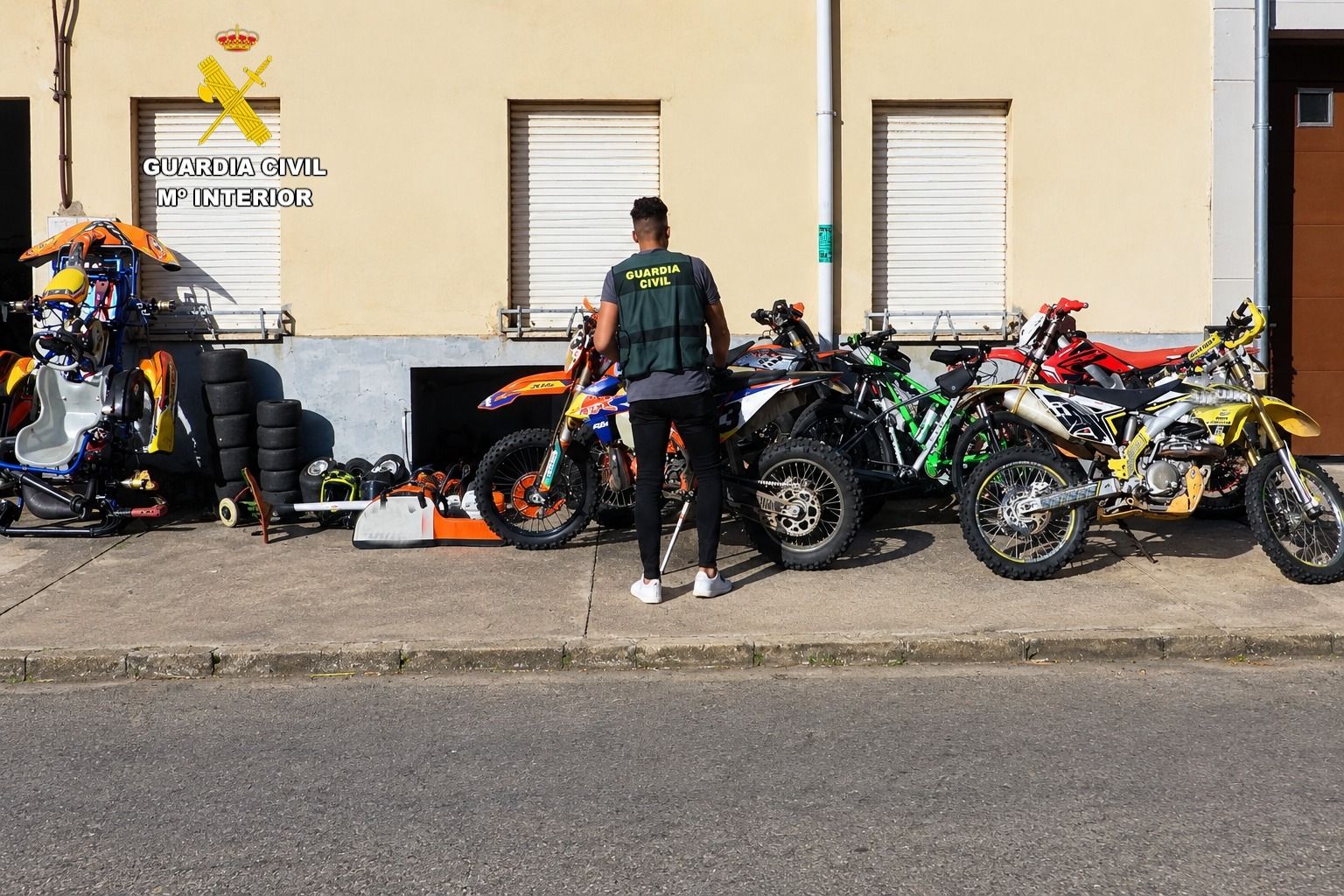 Material recuperado por la Guardia Civil tras el robo. | L.N.C. Material recuperado por la Guardia Civil tras el robo. | L.N.C.