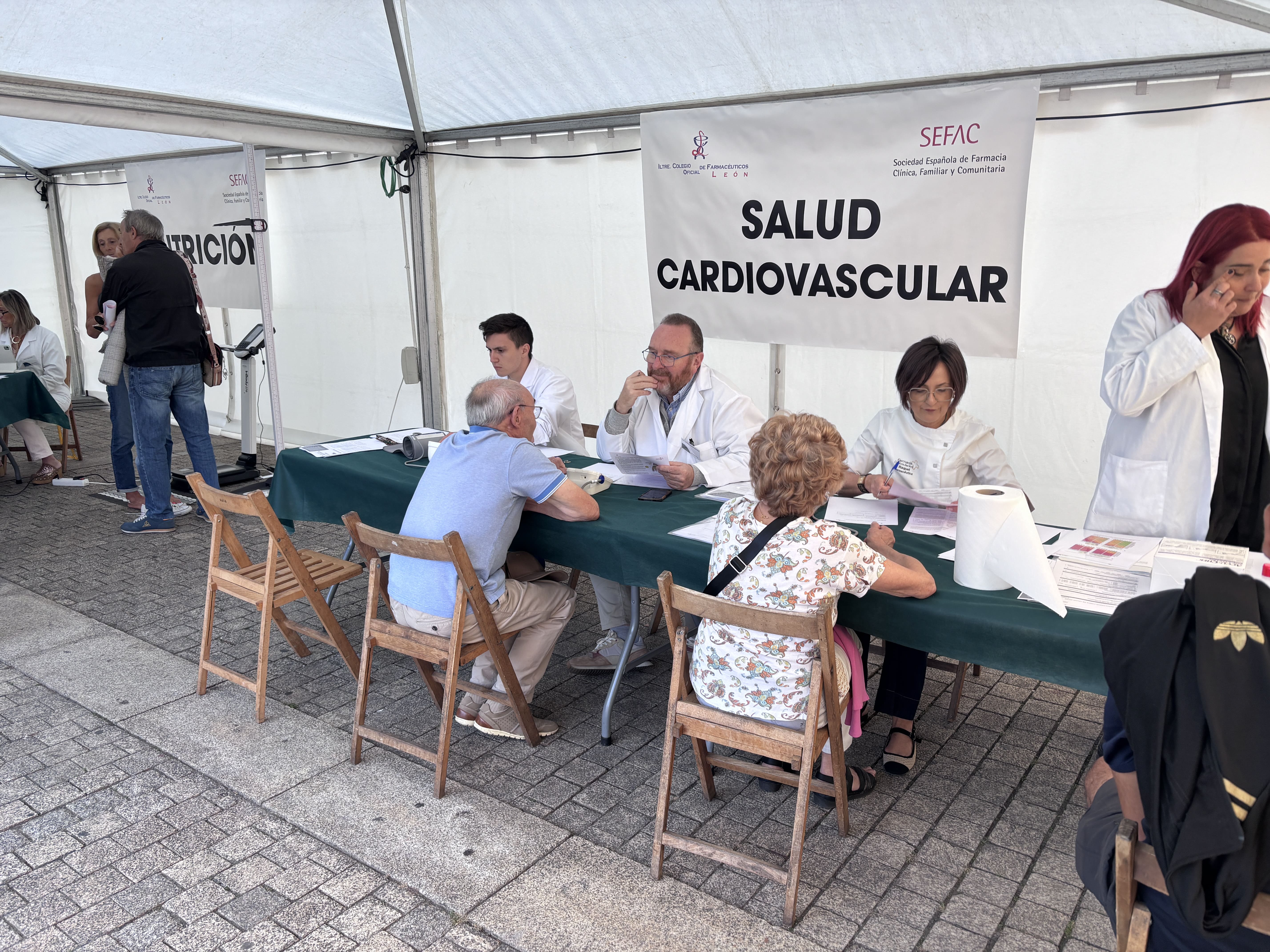 Carpa informativa instalada en la Plaza del Ayuntamiento de Ponferrada con motivo del Día Mundial del Farmacéutico. | JAVIER FERNÁNDEZ