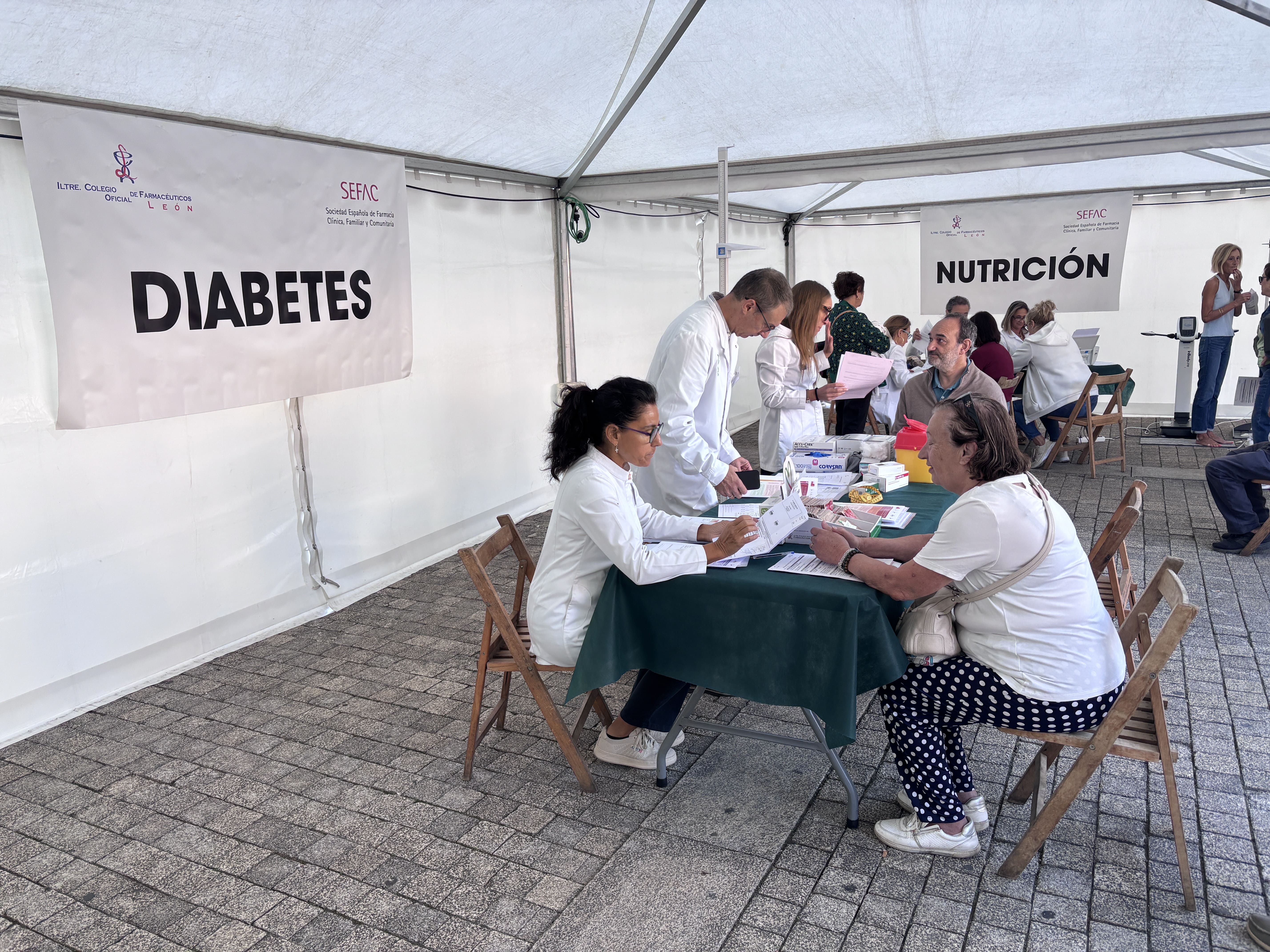 Carpa informativa instalada en la Plaza del Ayuntamiento de Ponferrada con motivo del Día Mundial del Farmacéutico. | JAVIER FERNÁNDEZ
