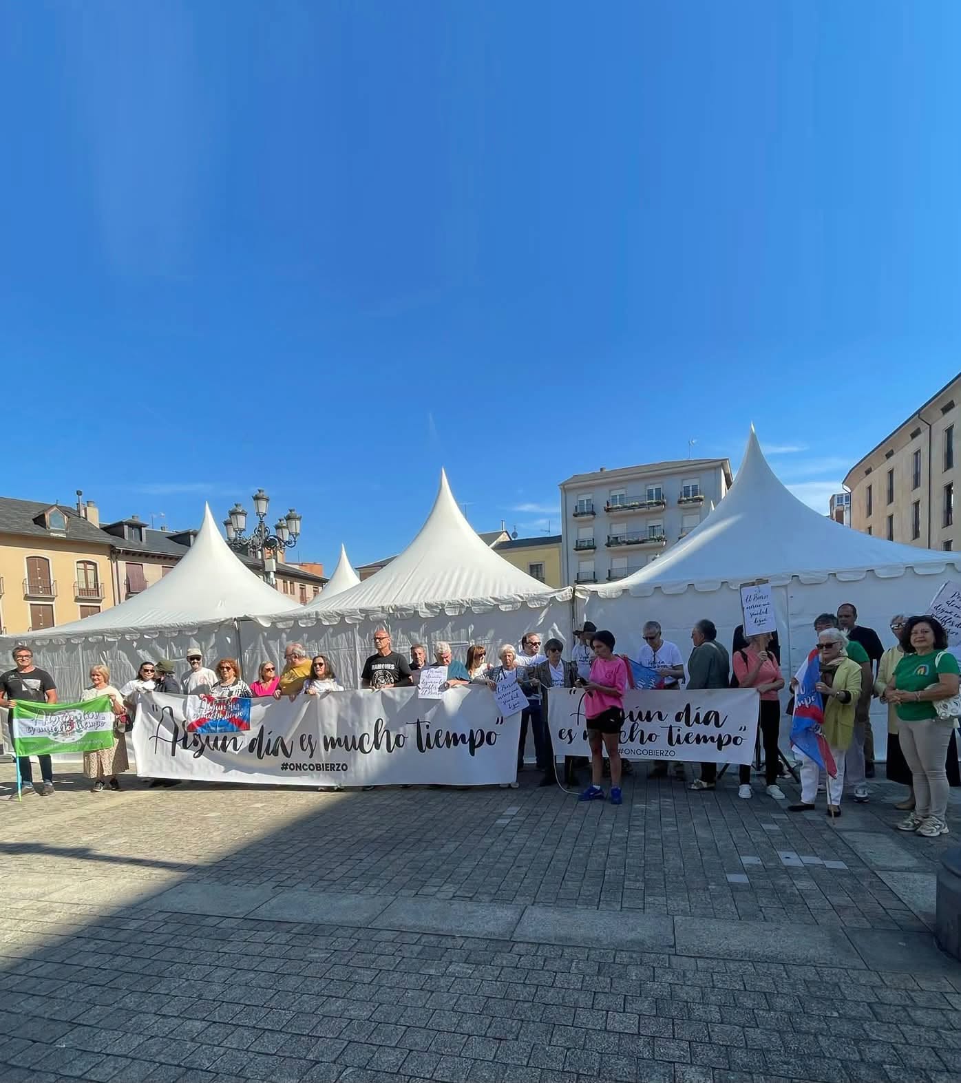 Última movilización de OncoBierzo a las puertas del Ayuntamiento de Ponferrada. 