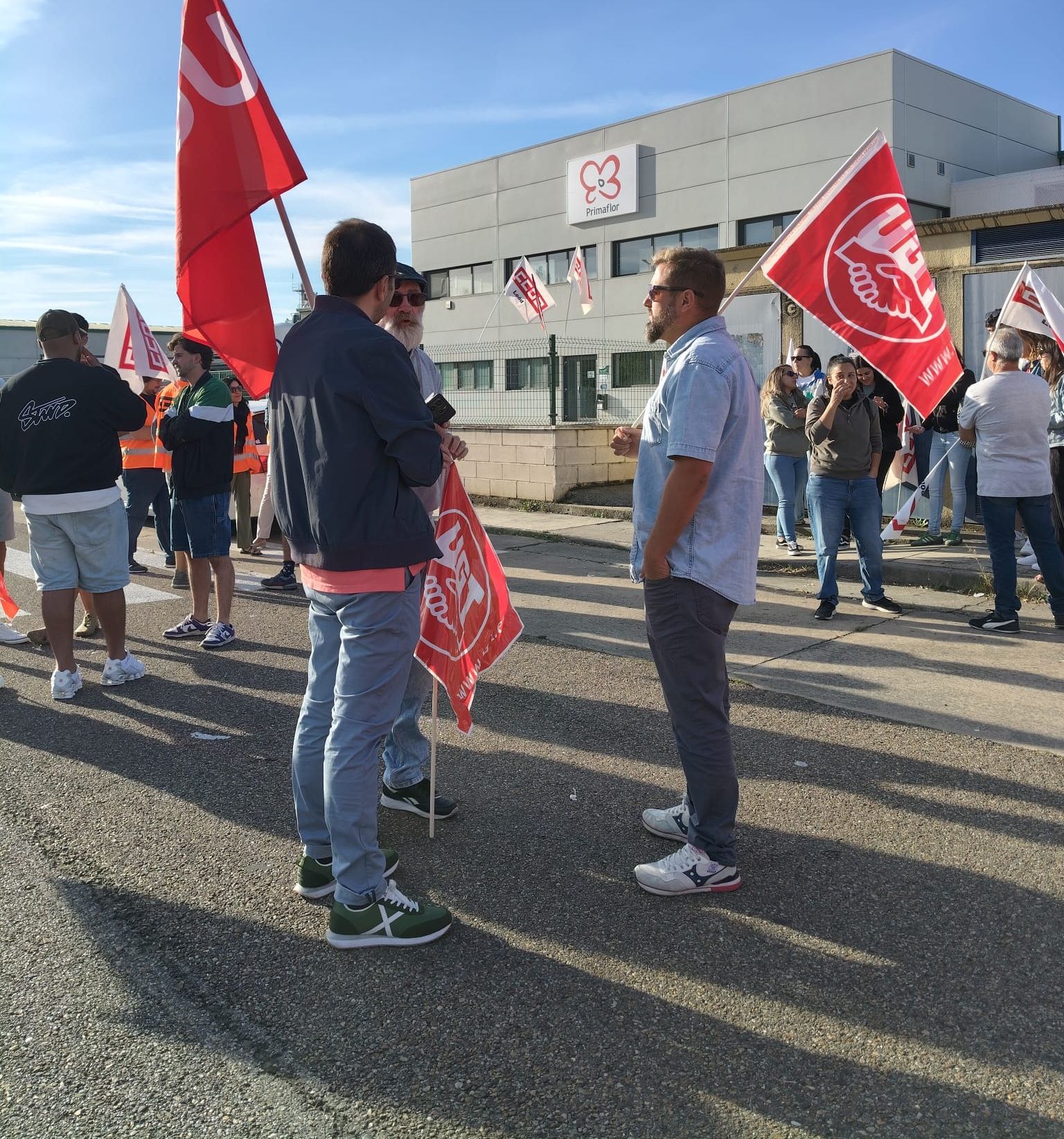 Concentración frente a las puertas de Primaflor en Villarejo de Órbigo. | L.N.C.