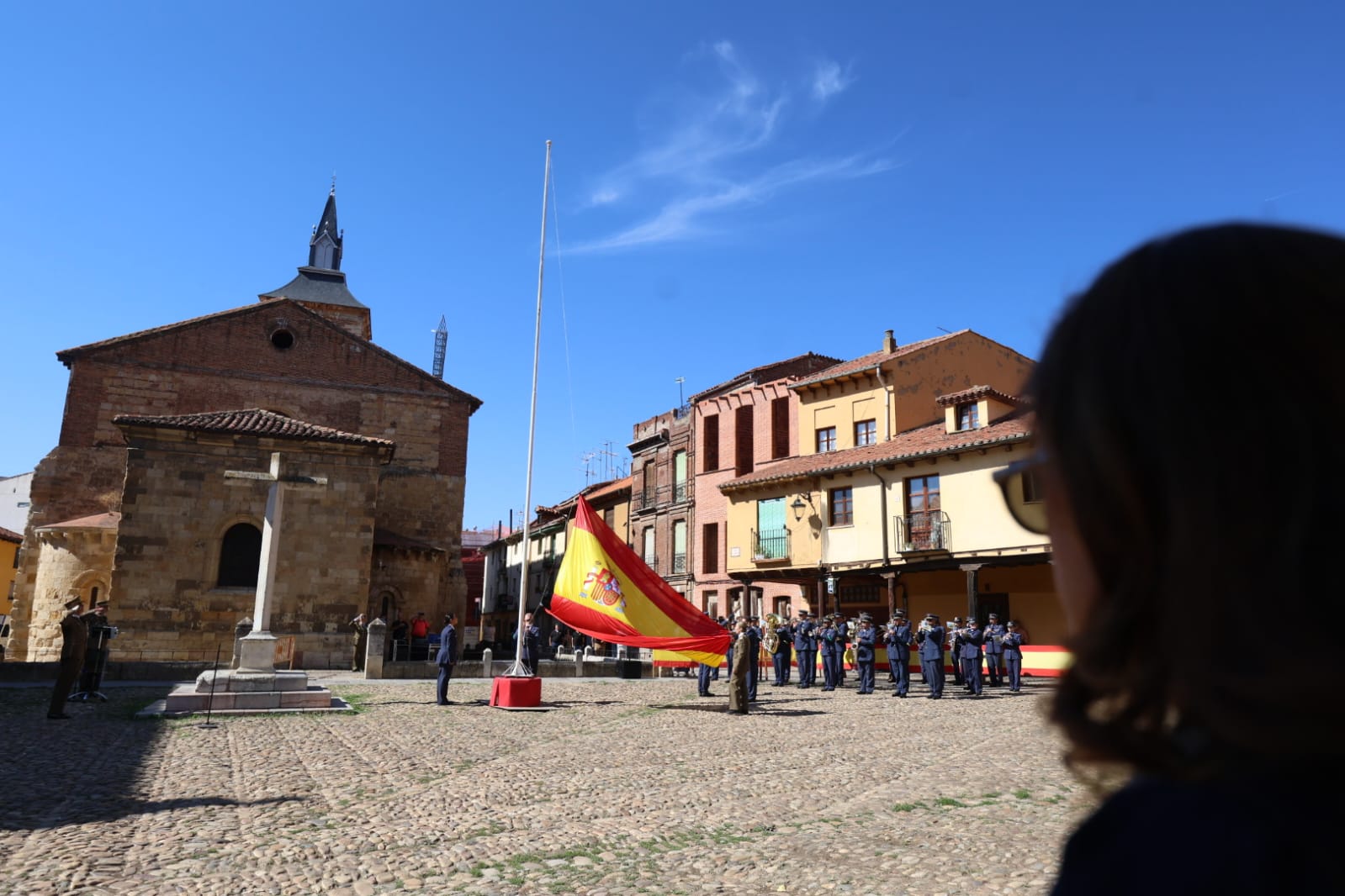 La Plaza del Grano ha acogido el XXXI aniversario de la Subdelegación en Defensa de León. | F.OTERO