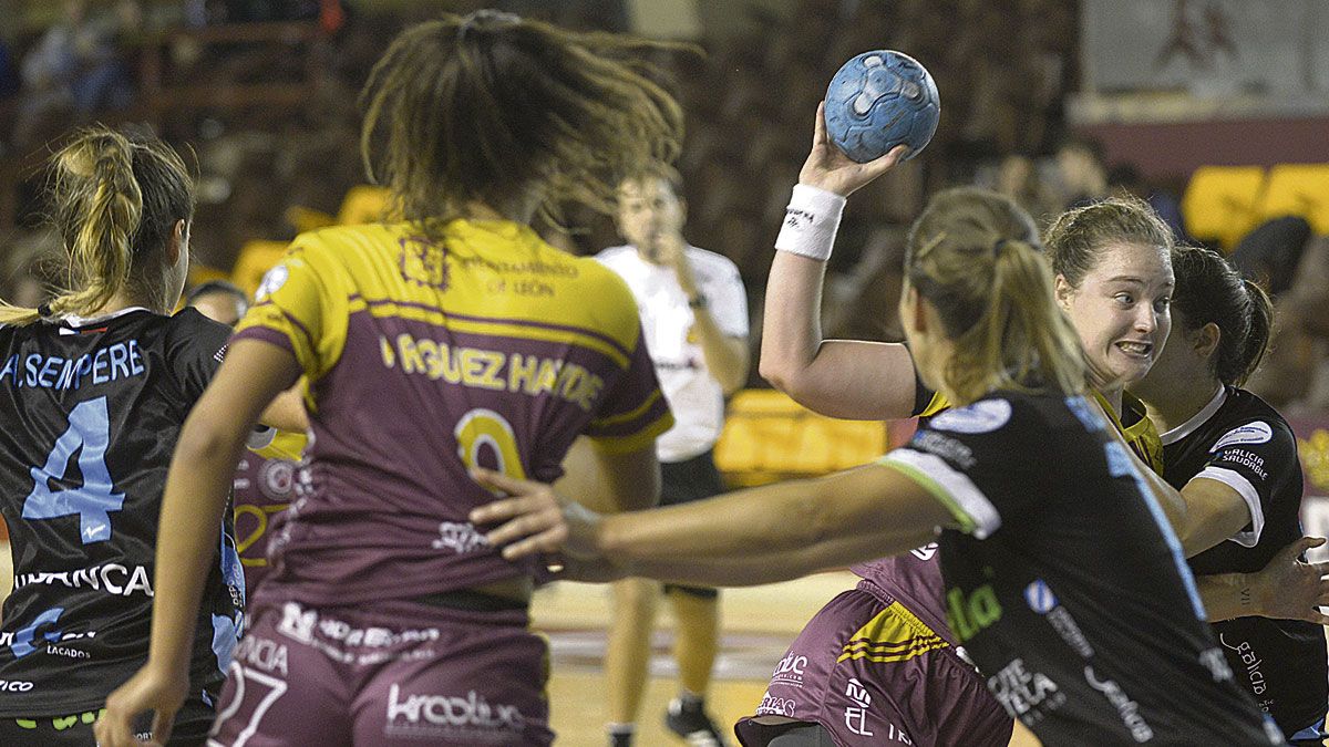 Marta Méndez intenta realizar un lanzamiento. | MAURICIO PEÑA