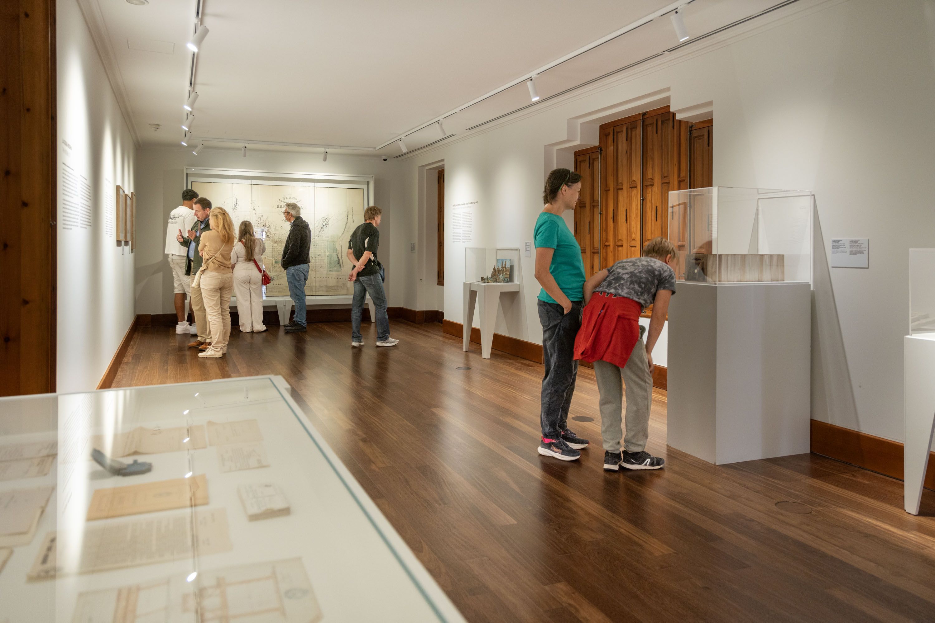 Imagen de una visita a la exposición de la Casa Botines. | L.N.C.
