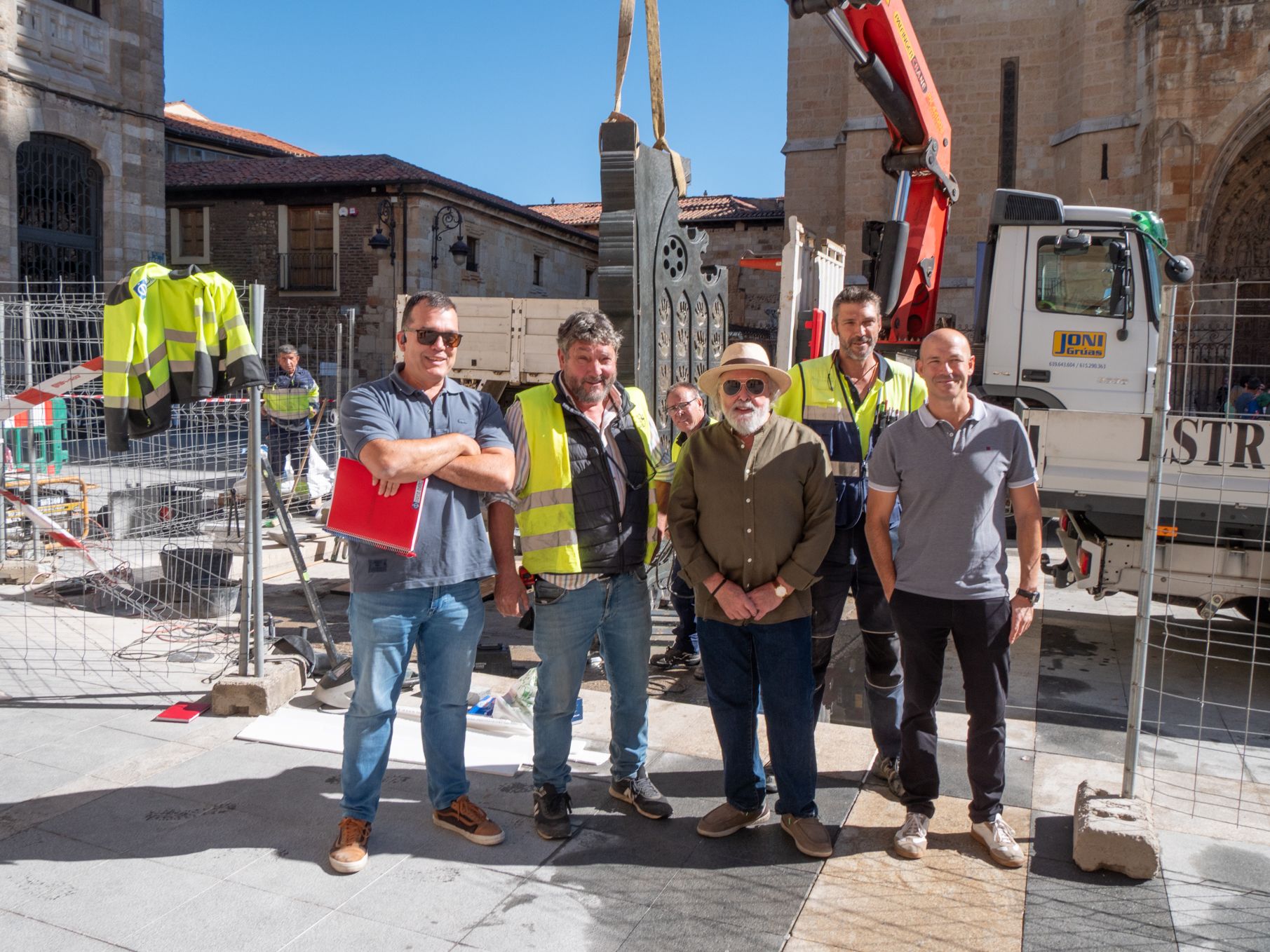 Una imagen de Juan Carlos Uriarte con el equipo de trabajo que ha arreglado la escultura. | VICENTE GARCÍA