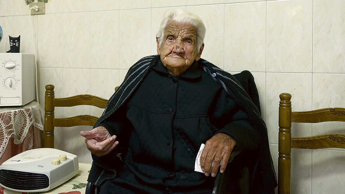 Herminia Francisco, ayer en la casa de uno de sus hijos en Santa Olaja de la Ribera. Este miércoles cumple 108 años y entra en el «top 50». | MAURICIO PEÑA