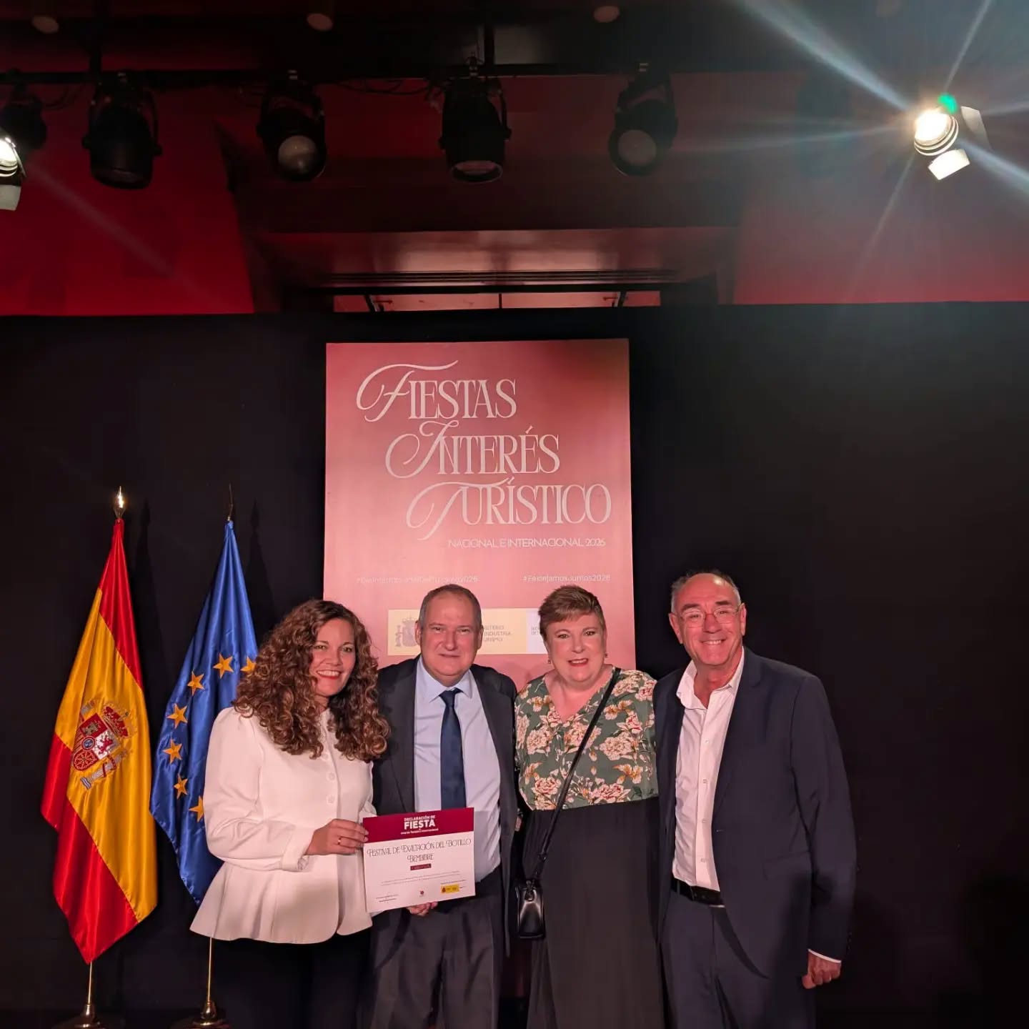 La alcaldesa y parte de sus ediles recogiendo el galardón.