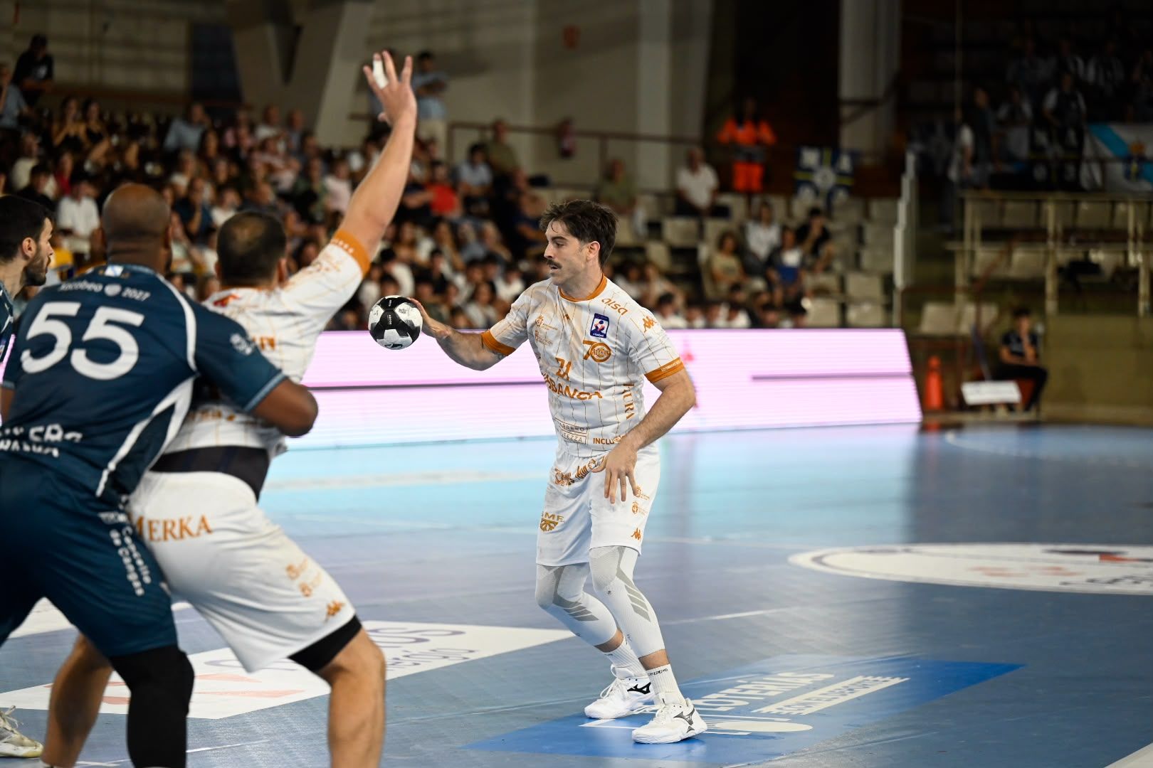 El Ademar consiguió su primera victoria de la temporada capitaneado por un tremendo Juan Castro.  REPORTAJE GRÁFICO SAÚL ARÉN