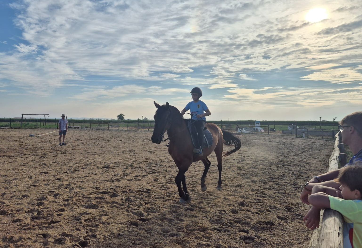 Uno de los alumnos galopando a caballo durante una de las clases con Guillermo. | L.N.C. Uno de los alumnos galopando a caballo durante una de las clases con Guillermo. | L.N.C.