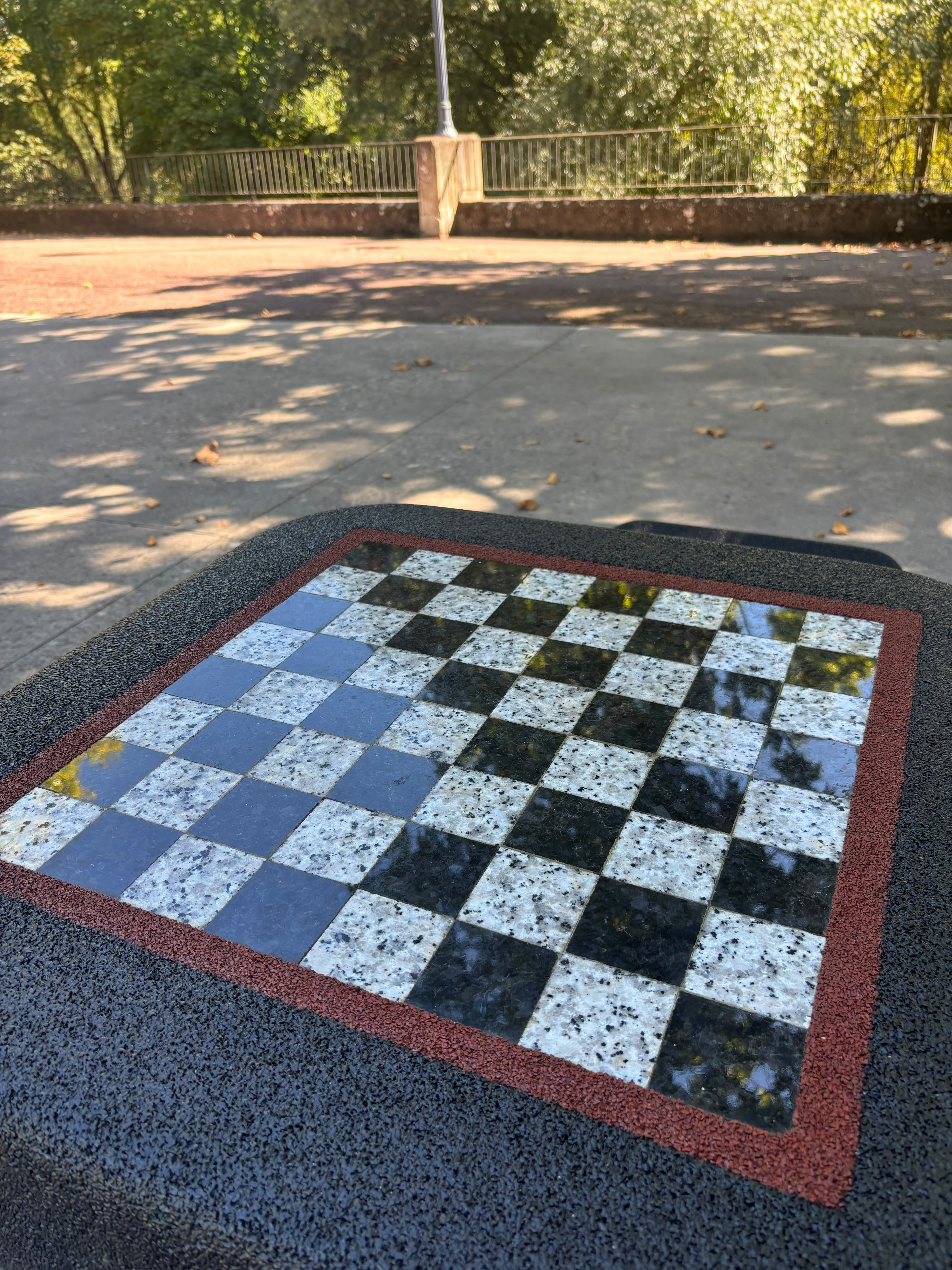 Nuevas mesas de ajedrez en el parque.