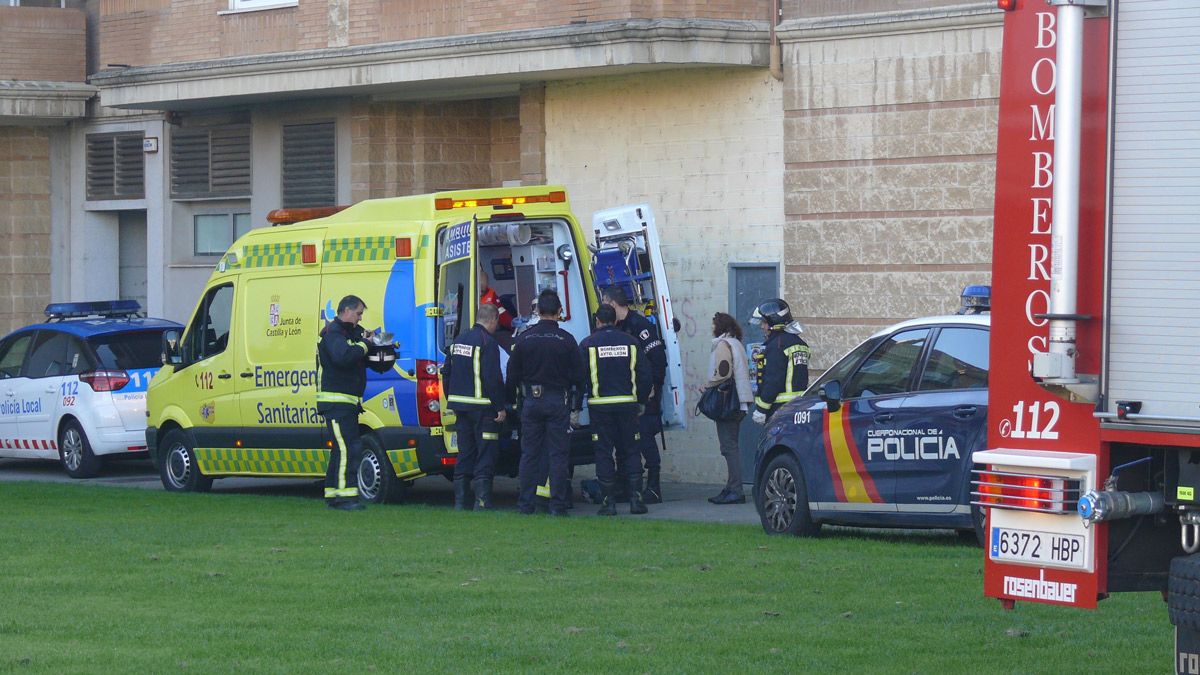 Policía, sanitarios y Bomberos trasladando al obrero herido a la ambulancia. | ALEJANDRO GUTIÉRREZ Policía, sanitarios y Bomberos trasladando al obrero herido a la ambulancia. | ALEJANDRO GUTIÉRREZ