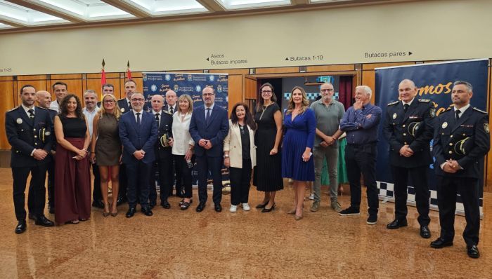 Foto de la familia a la entrada a la gala del Día de la Policía.