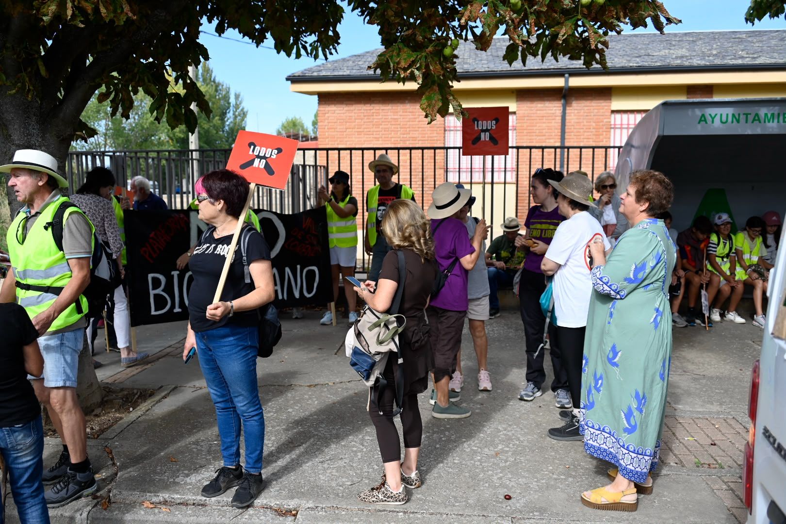 Las imágenes de la movilización  de Val de San Lorenzo contra la planta de biometano 