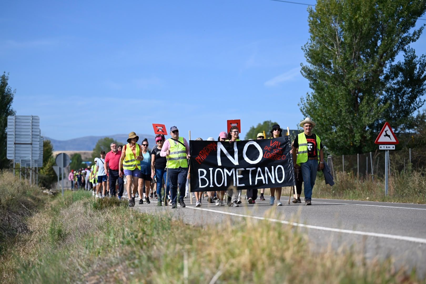 Las imágenes de la movilización  de Val de San Lorenzo contra la planta de biometano 