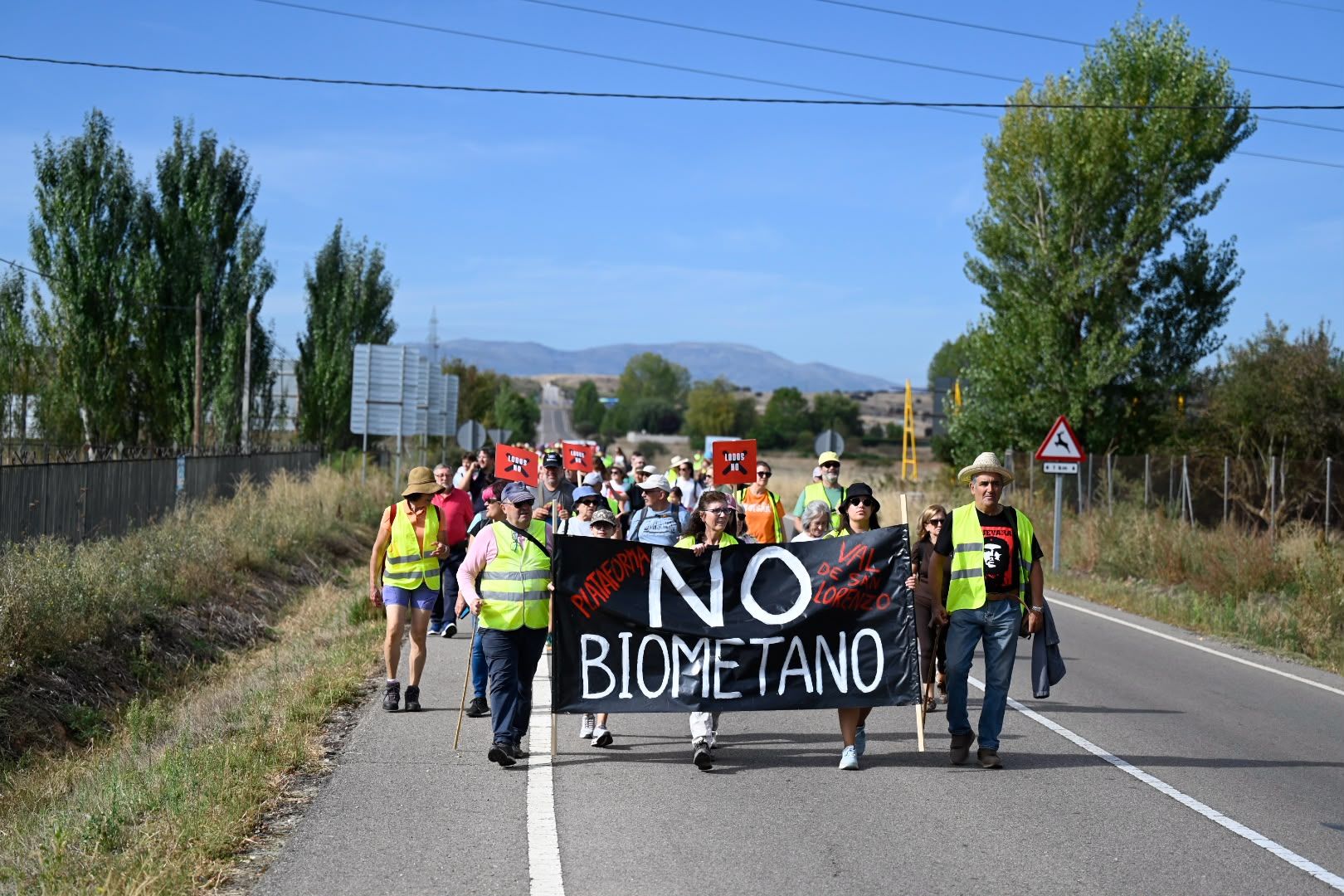 Las imágenes de la movilización  de Val de San Lorenzo contra la planta de biometano