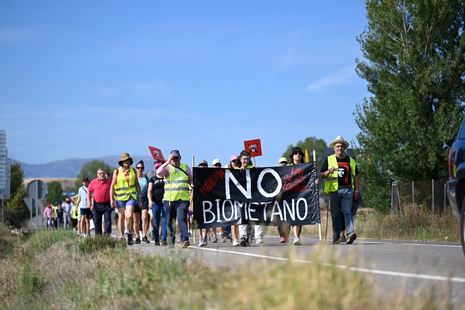 Las imágenes de la movilización  de Val de San Lorenzo contra la planta de biometano 