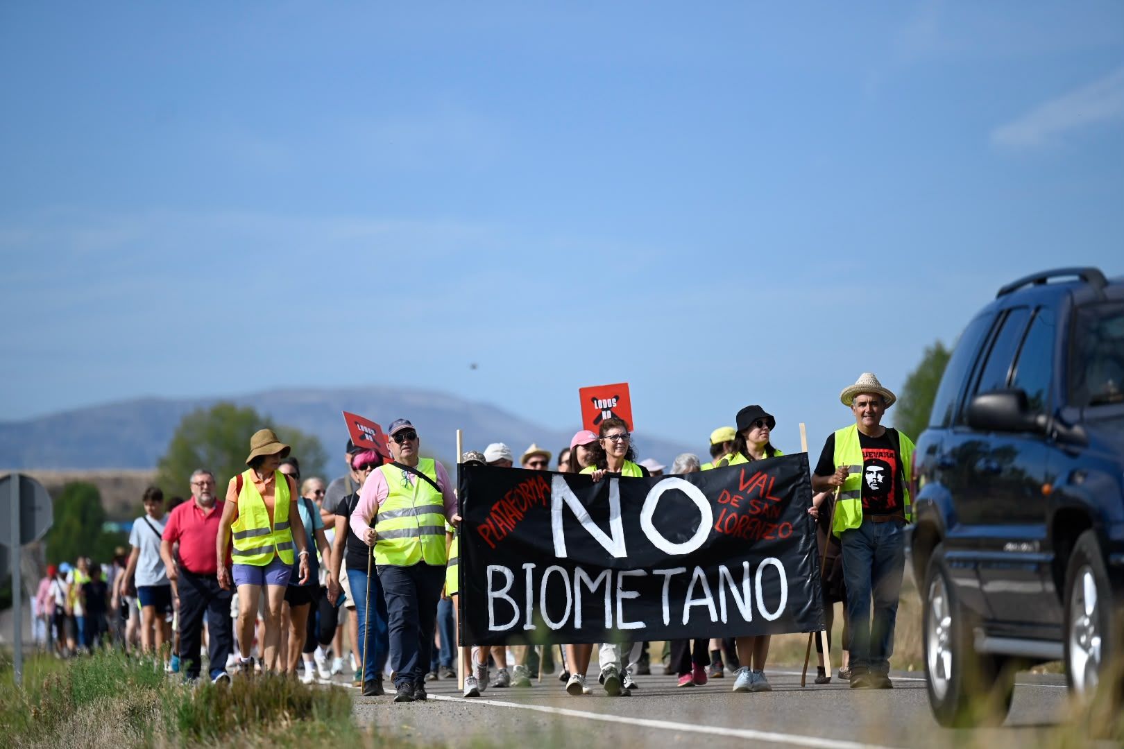 La plataforma vecinal ha recorrido unos 7,5 kilómetros desde el parque de Val hasta la plaza Mayor de Astorga | SAÚL ARÉN