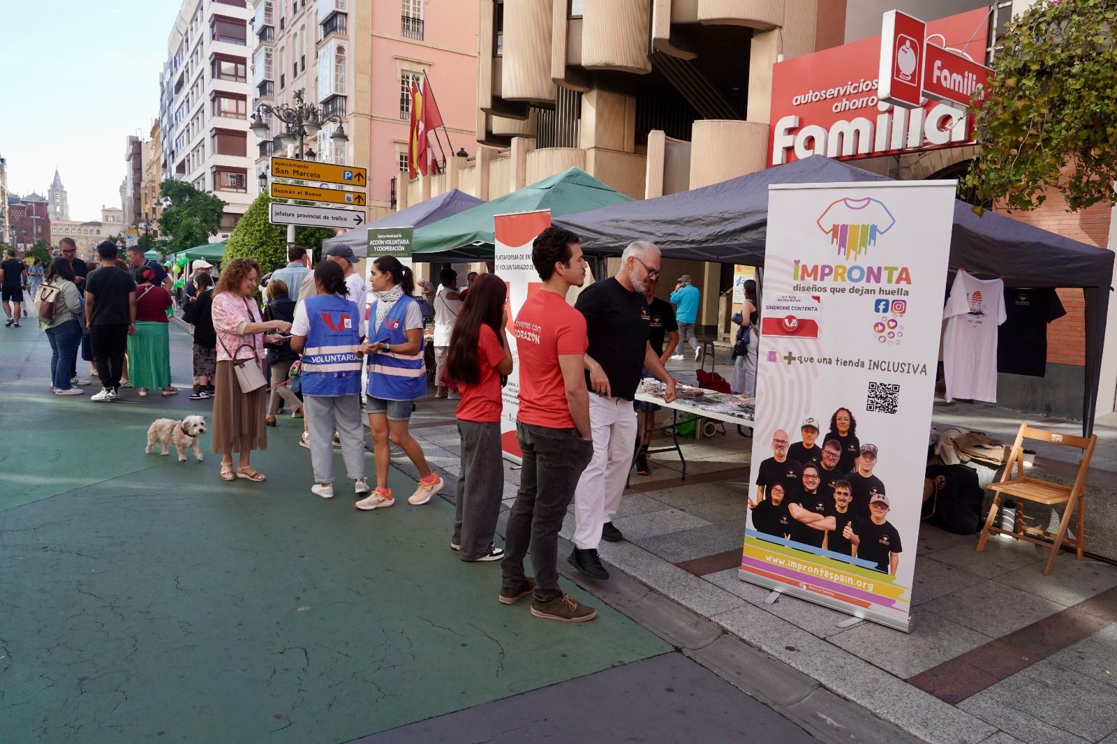 La XIV Feria del Voluntariado de León reúne a una treintena de entidades en la avenida Ordoño II | CARLOS S.CAMPILLO