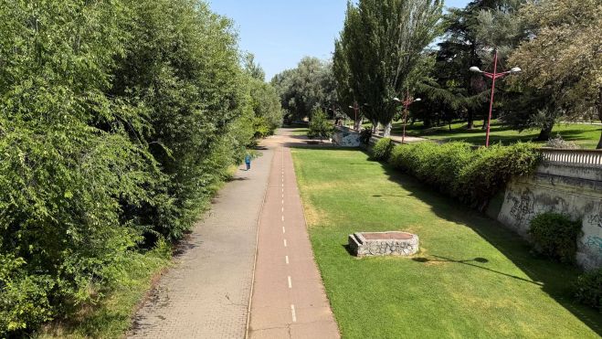 El carril bici habilitado en la zona baja del paseo, en la ribera del Bernesga. SAÚL ARÉN