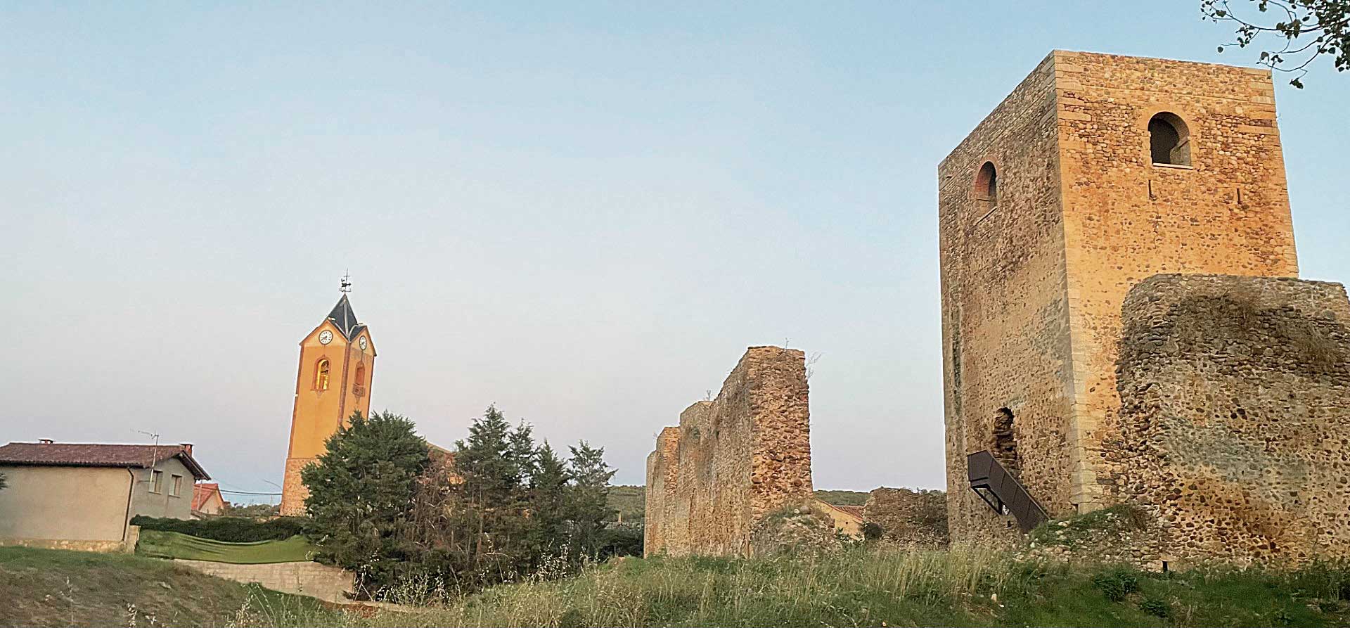 El castillo y la iglesia de Villapadierna en la actualidad | FULGENCIO FERNÁNDEZ 