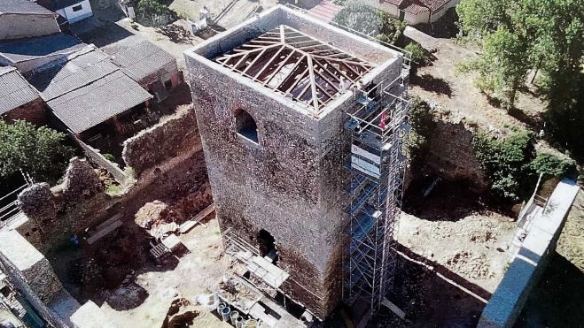 Estado de la torre del castillo, con escalera exterior y vista aérea de la cubierta que permitirá que sea un espacio habitable para los vecinios. | JJVV DE VILLAPADIERNA 