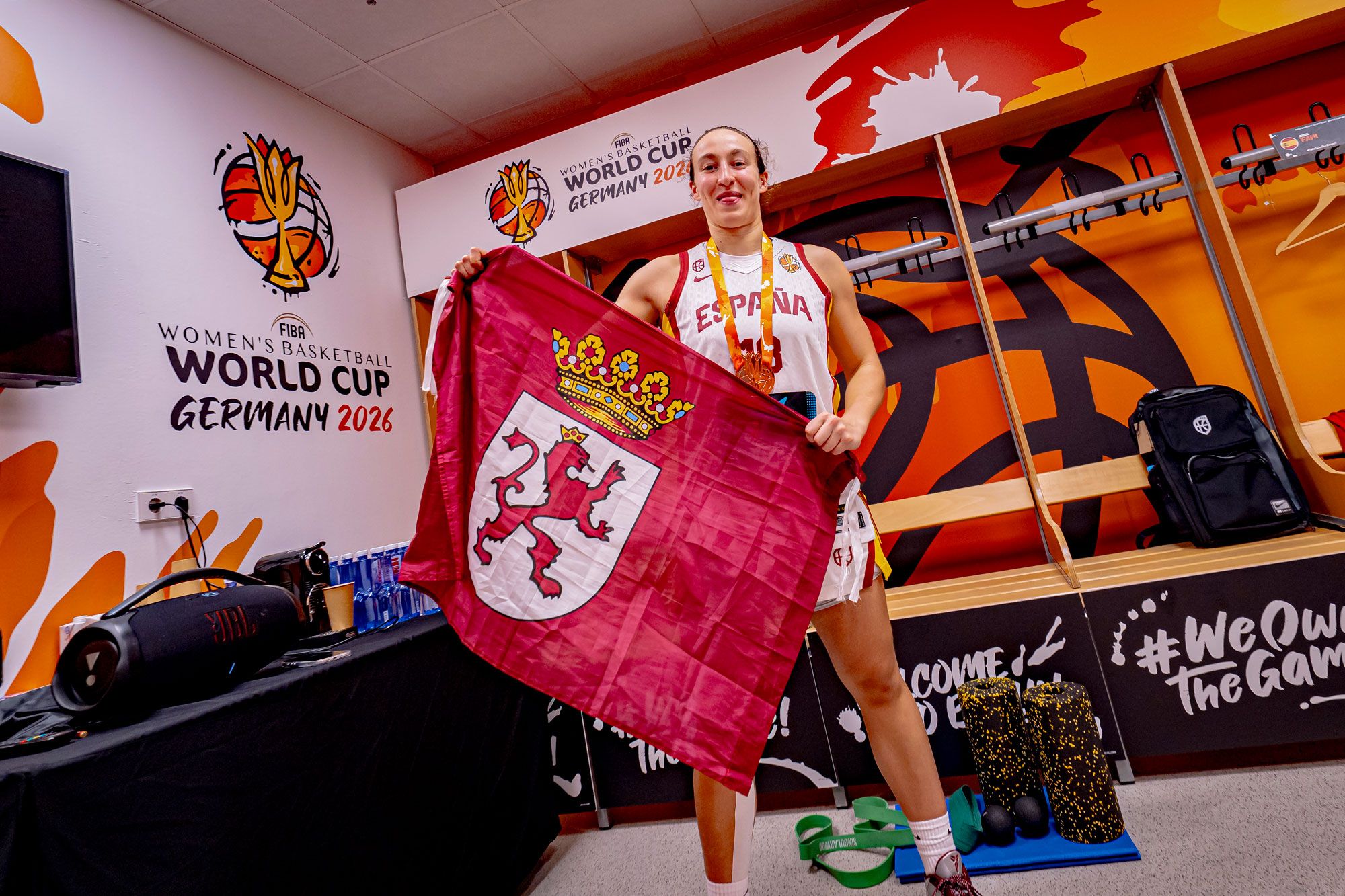 Alicia Flórez, con la bandera de León y la medalla de bronce al cuello tras subirse al pódium con España.  FEB
