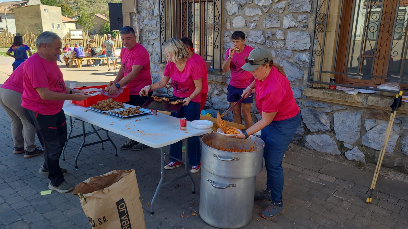 La jornada de convivencia, la ayuda de los vecinos y la comida tras la competición pusieron el broche final a la competición. La jornada de convivencia, la ayuda de los vecinos y la comida tras la competición pusieron el broche final a la competición.