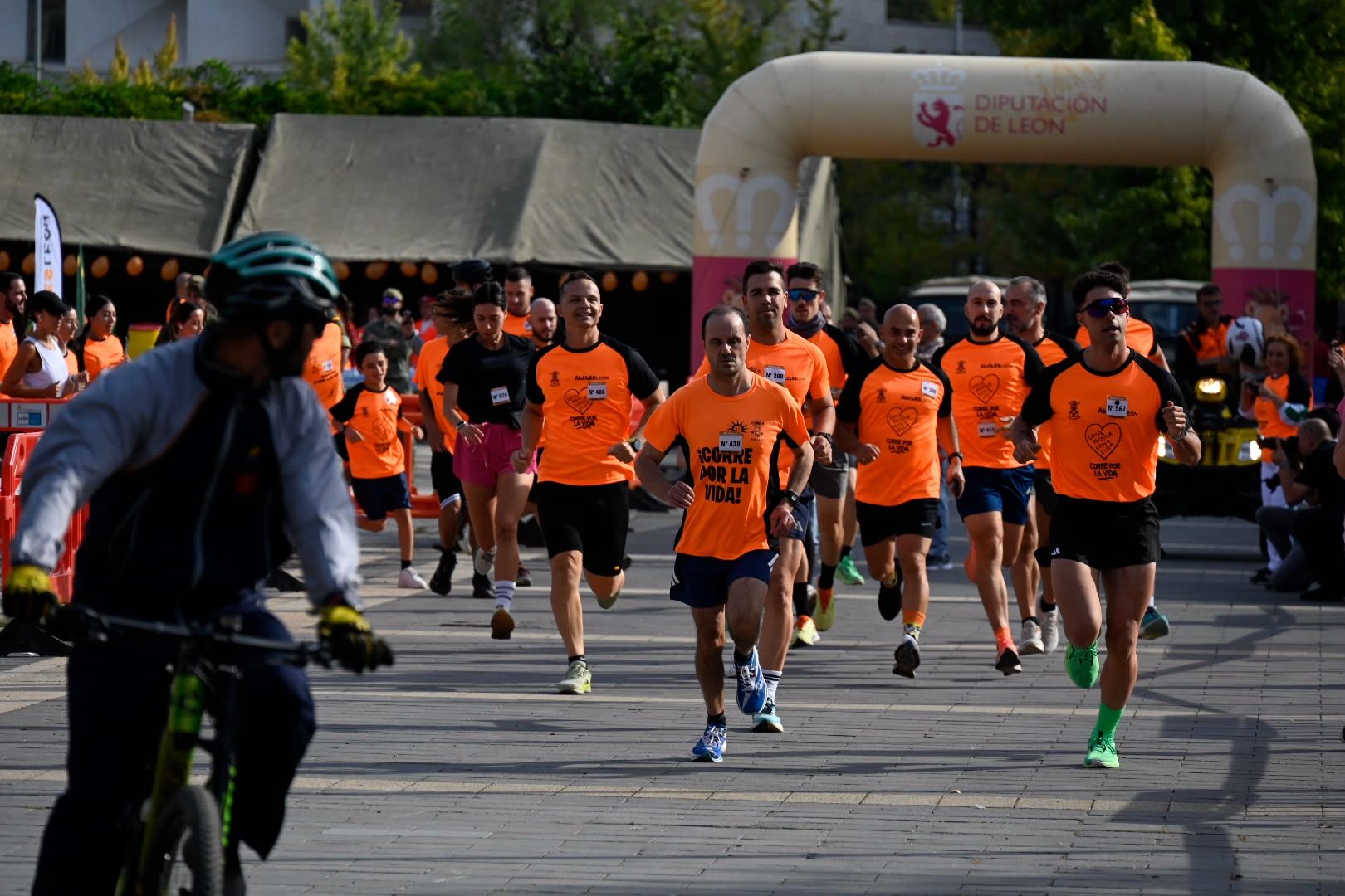 Las imágenes de la XII carrera solidaria ‘Corre por la Vida’ de Alcles 