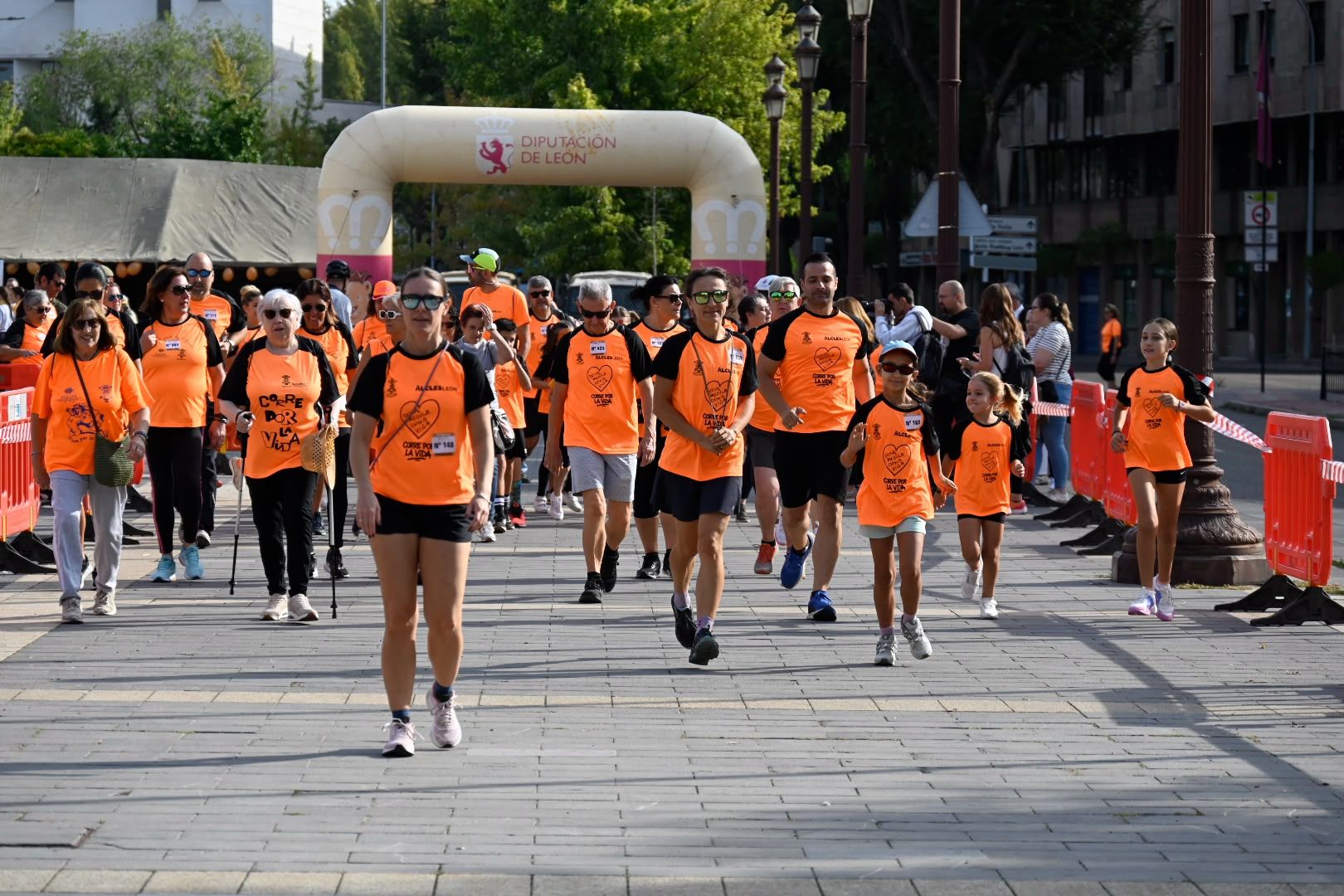 Las imágenes de la XII carrera solidaria ‘Corre por la Vida’ de Alcles 