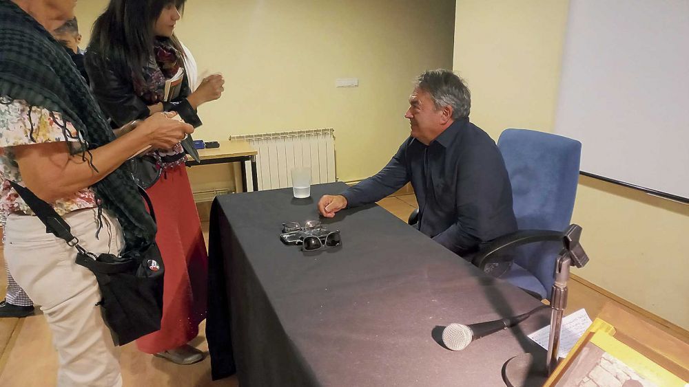 Argüelles conversa con dos lectoras en su anterior presencia en San Feliz de Torío. | F.F. Argüelles conversa con dos lectoras en su anterior presencia en San Feliz de Torío. | F.F.