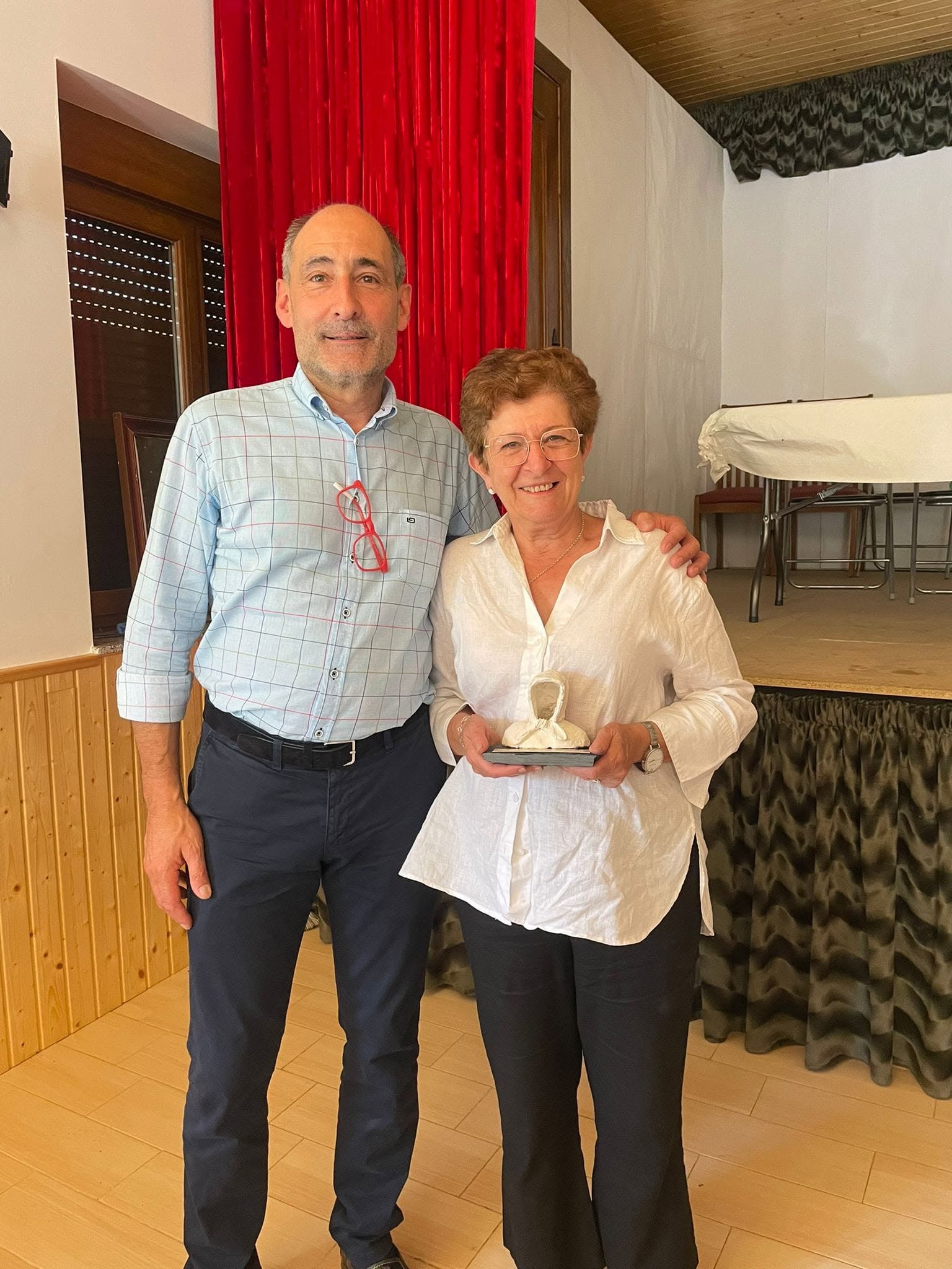 Francisco Simón en Lucillo, con Marina Losada en los premios Mujer Tilinense. | L.N.C. Francisco Simón en Lucillo, con Marina Losada en los premios Mujer Tilinense. | L.N.C.