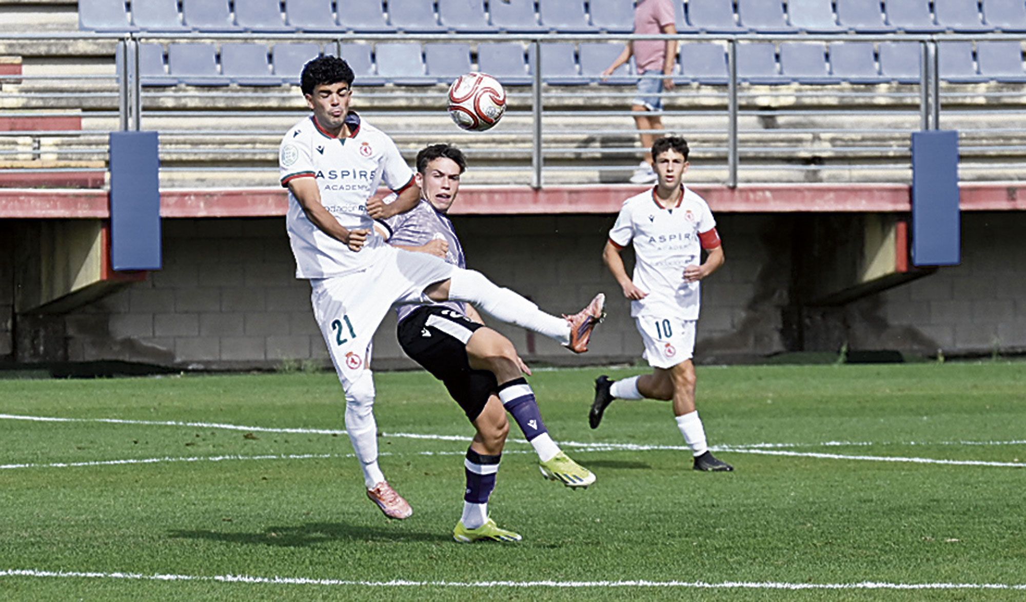 Un lance del choque entre el Júpiter y el Burgos. | SAÚL ARÉN