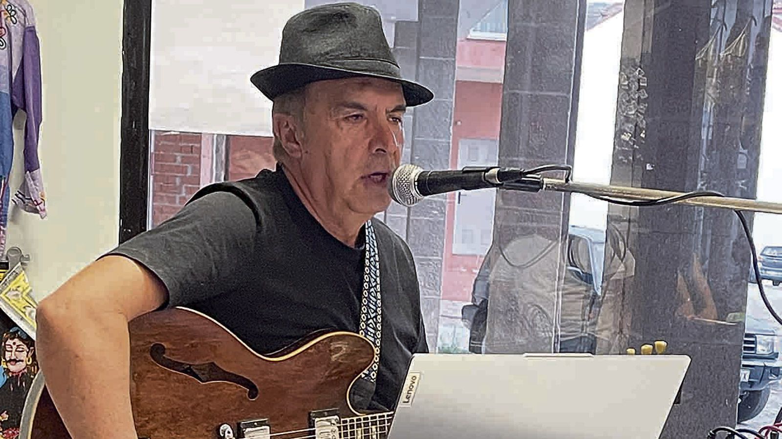Enrique Martínez en su concierto del pasado sábado para despedir la temporada en la tienda de ropa india Gori Didi de Riaño. |F. FERNÁNDEZ