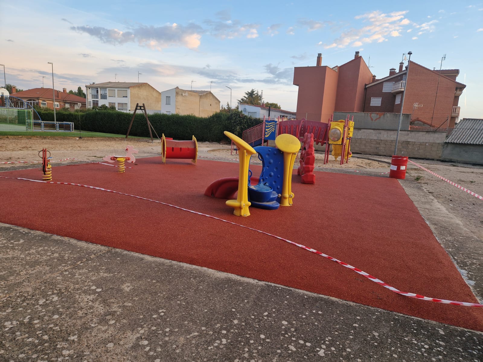 El Ayuntamiento de Astorga ha comenzado a renovar el caucho de las zonas infantiles de la ciudad. | L.N.C. El Ayuntamiento de Astorga ha comenzado a renovar el caucho de las zonas infantiles de la ciudad. | L.N.C.