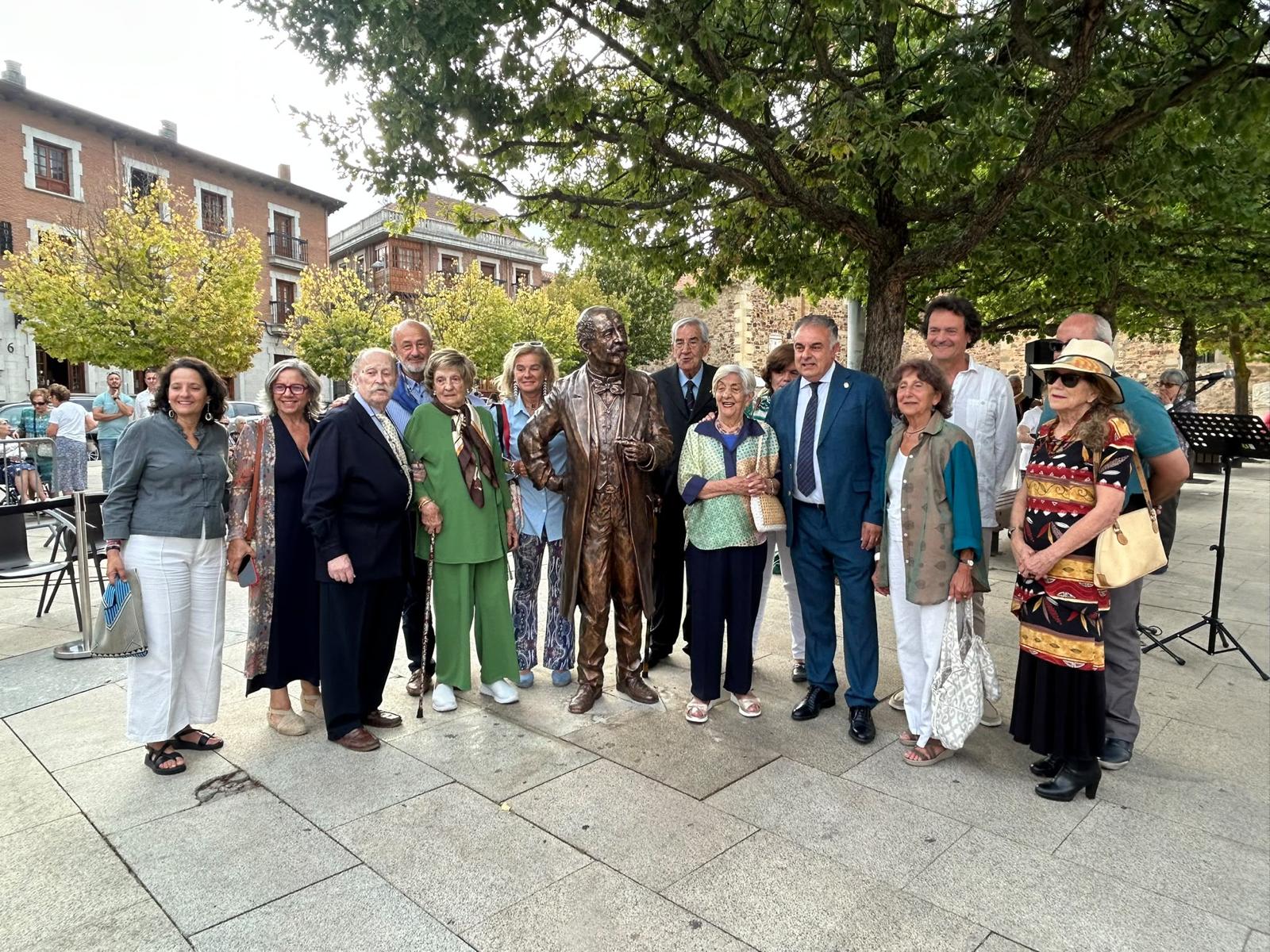 Inauguración de la escultura este pasado sábado con la presencia de la familia Gullón. | L.N.C.