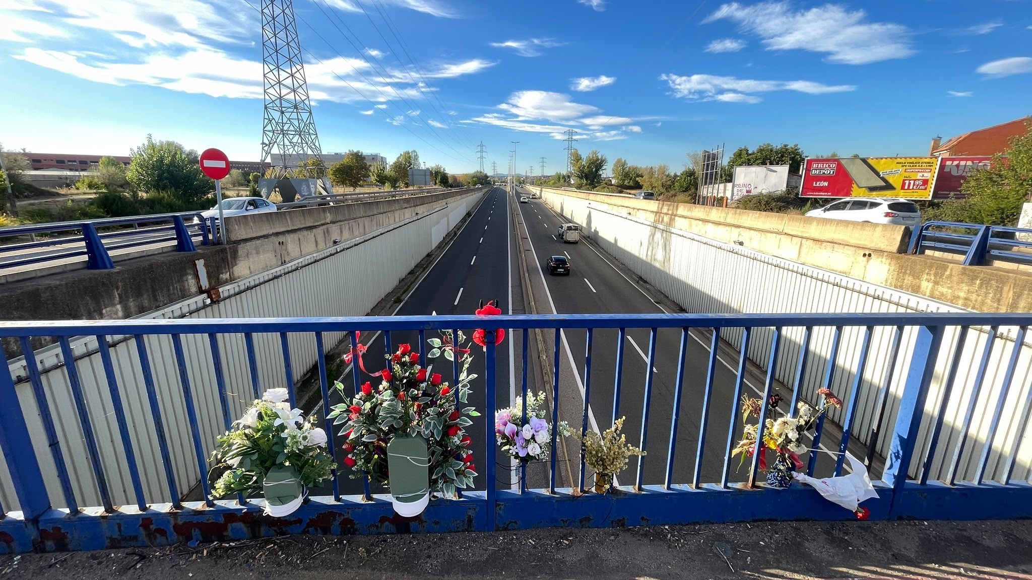 La rotonda de Villaobispo se ha llenado de flores en memoria de Christian. | L. PASTORIZA