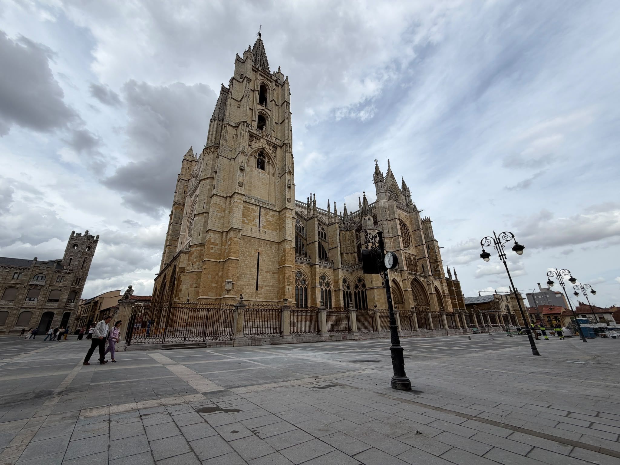 La plaza de la Catedral, ya sin vallas de obra este lunes. | SAÚL ARÉN La plaza de la Catedral, ya sin vallas de obra este lunes. | SAÚL ARÉN
