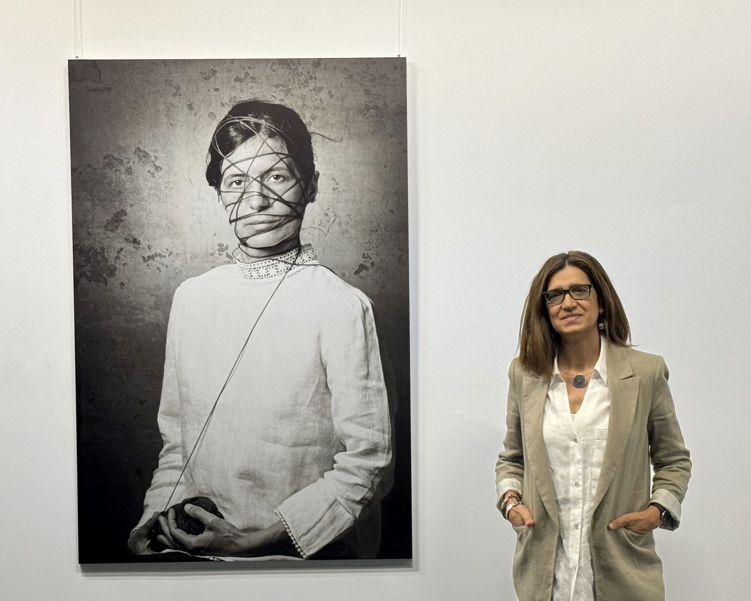 Julia González Liébana junto a una de sus fotografías. | CEDIDA POR LA AUTORA Julia González Liébana junto a una de sus fotografías. | CEDIDA POR LA AUTORA