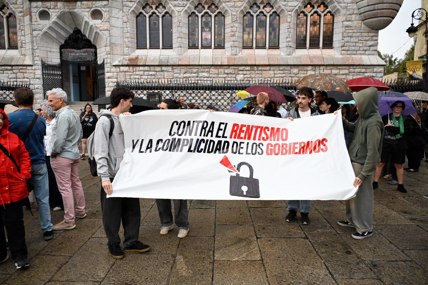 Pancarta principal que comandaba la concentración frente a Botines, a la que acudieron alrededor de 200 personas. | SAÚL ARÉN